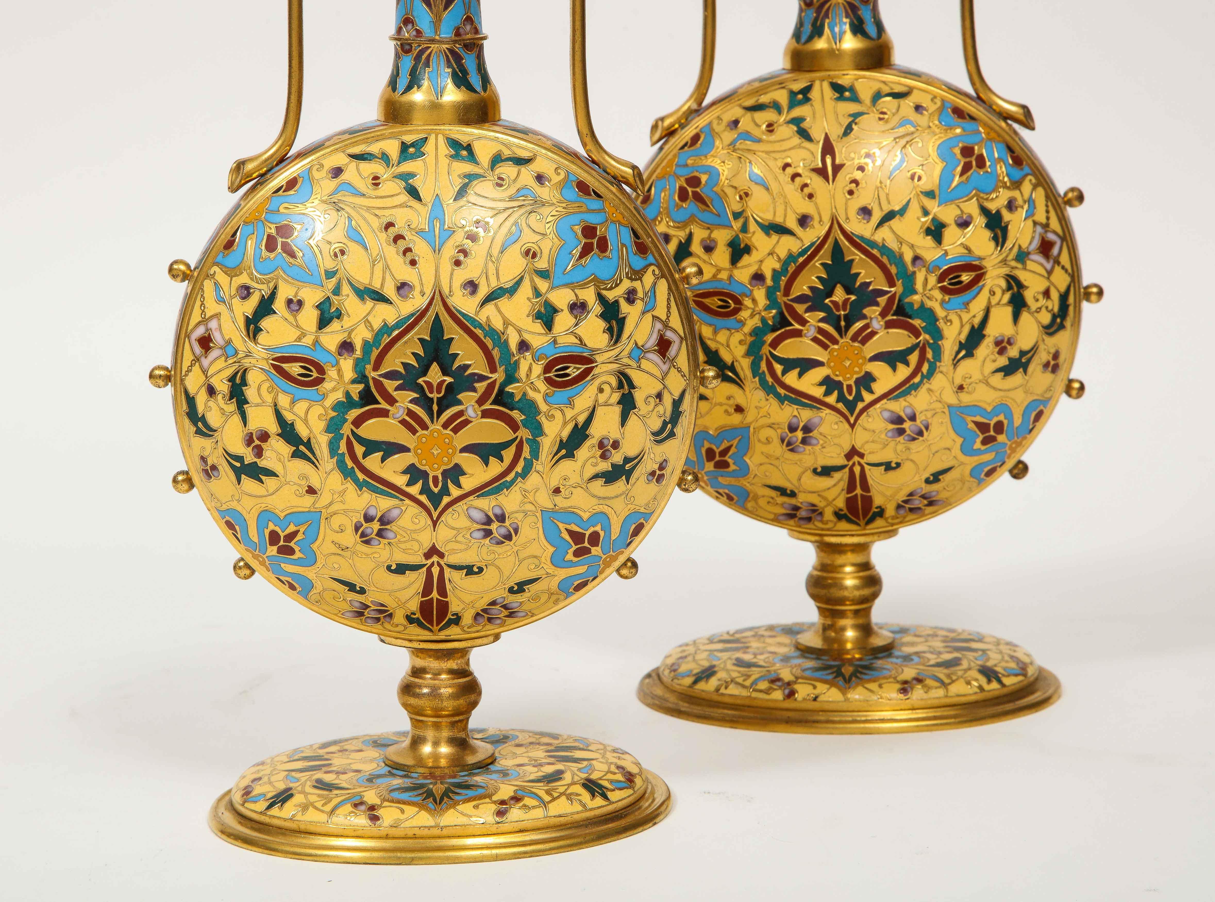 Paire de vases Ferdinand Barbedienne extrêmement rares en bronze doré et émail champlevé en vente 8