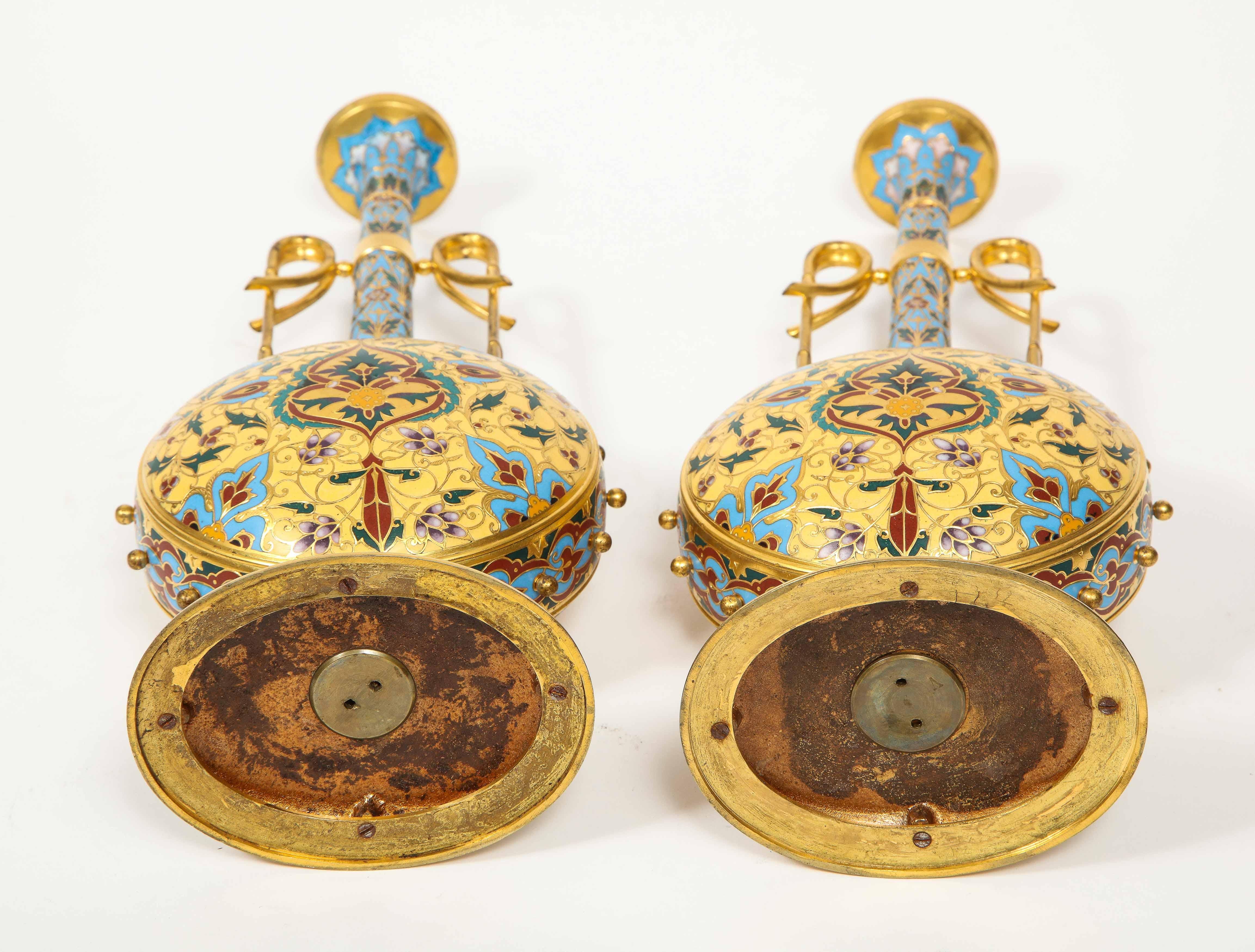Paire de vases Ferdinand Barbedienne extrêmement rares en bronze doré et émail champlevé en vente 10