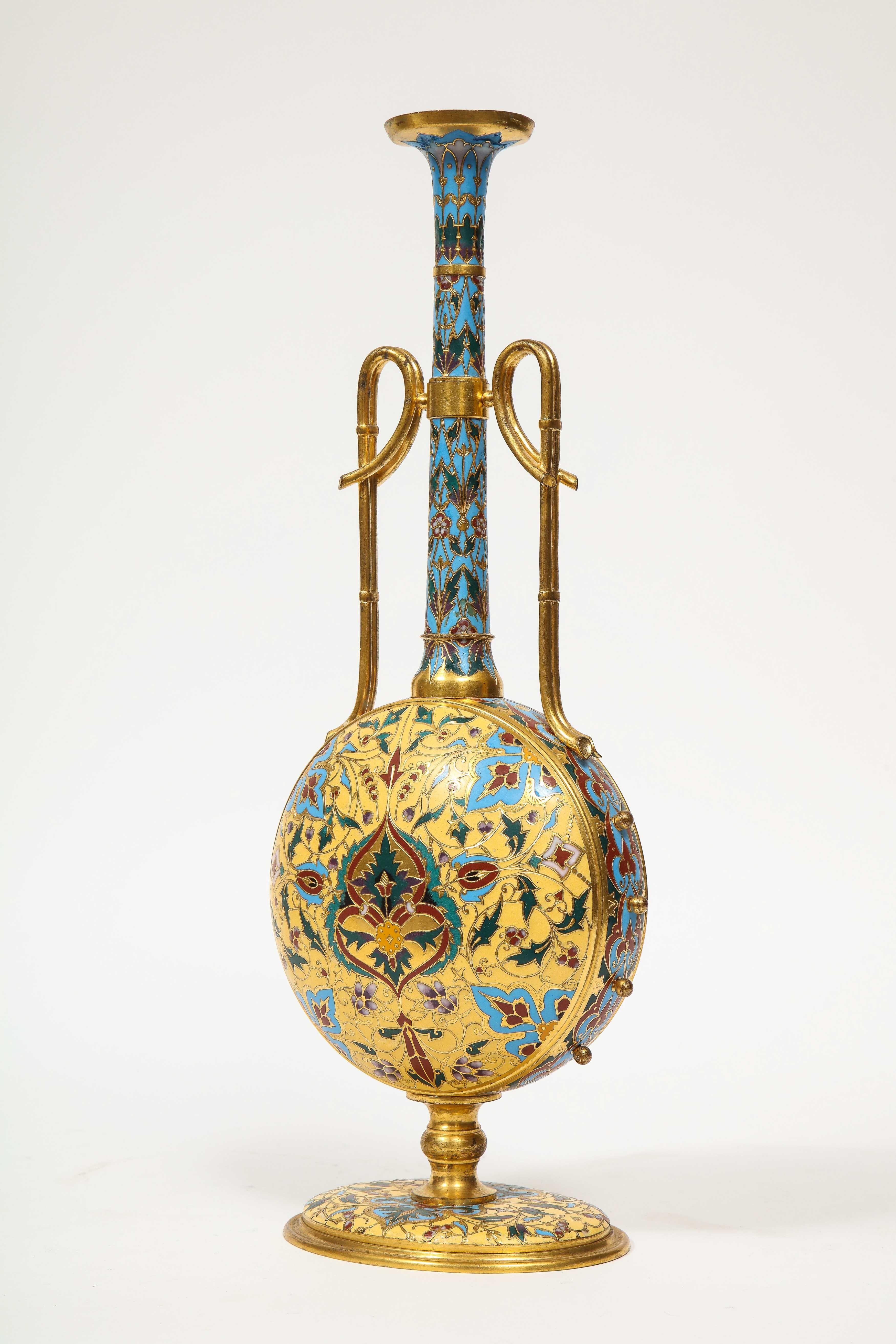 Paire de vases Ferdinand Barbedienne extrêmement rares en bronze doré et émail champlevé en vente 12