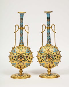 Äußerst seltenes Paar Ferdinand Barbedienne-Vasen aus Goldbronze und Champlevé-Emaille