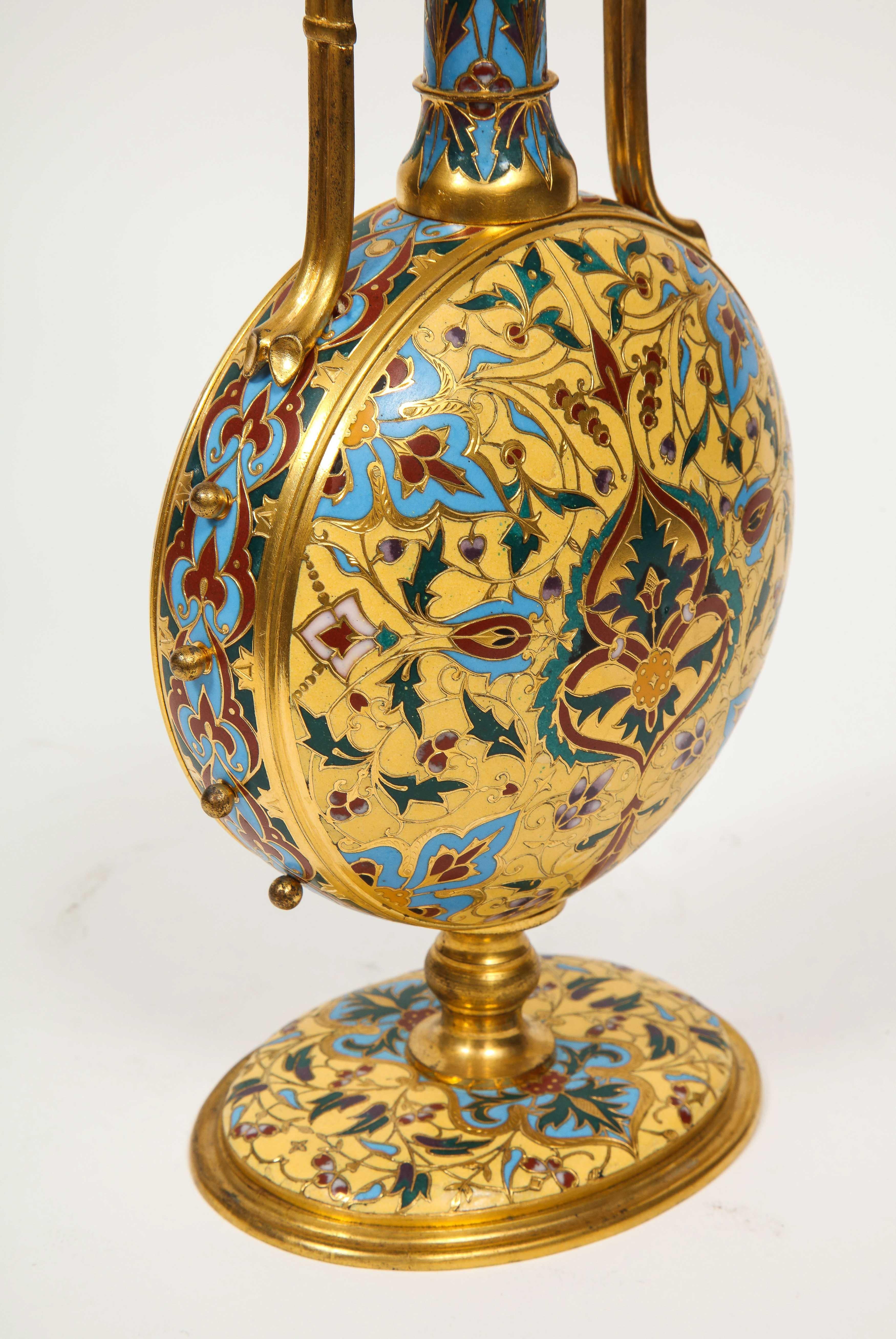 Äußerst seltenes Paar Ferdinand Barbedienne-Vasen aus Goldbronze und Champlevé-Emaille im Angebot 14