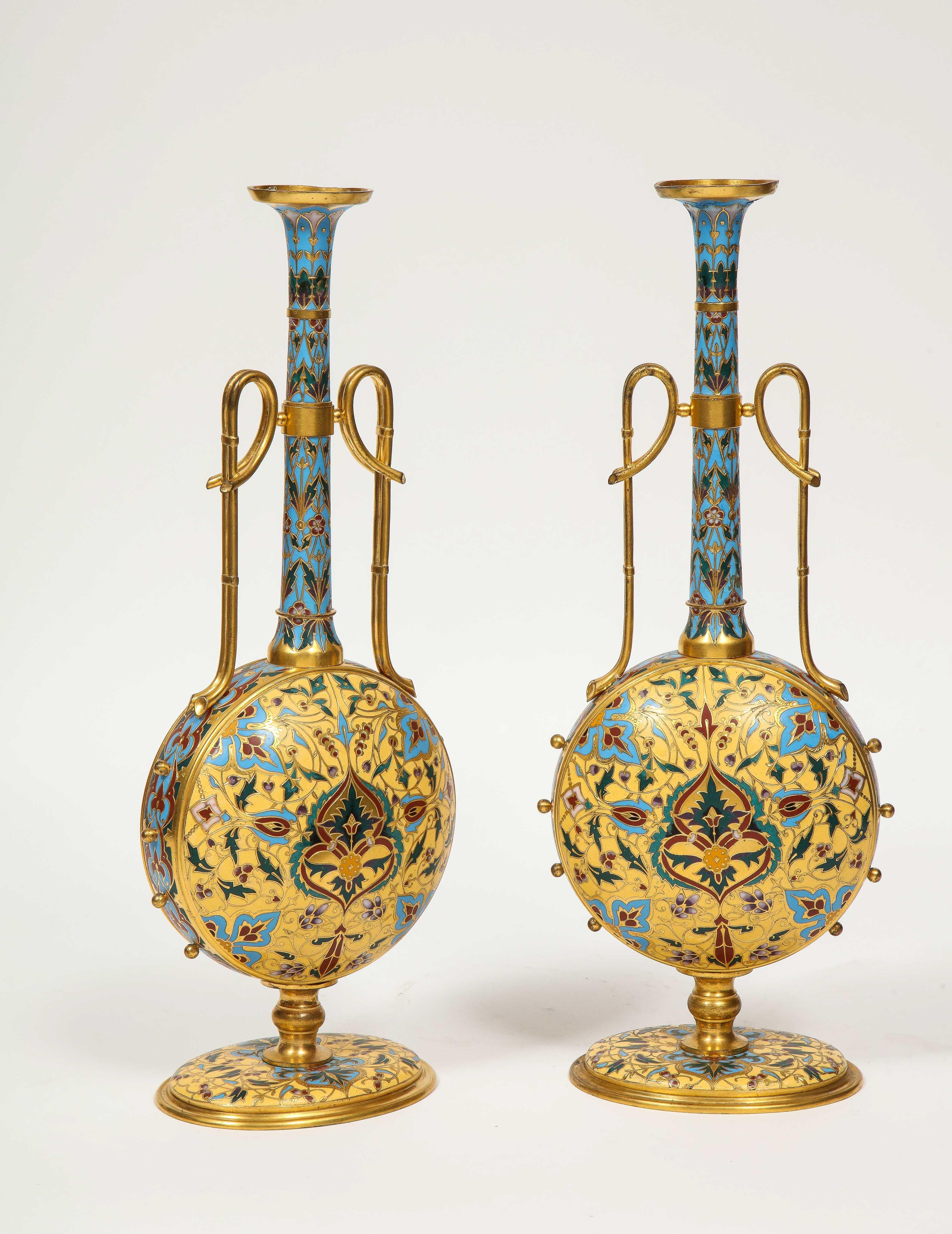 Français Paire de vases Ferdinand Barbedienne extrêmement rares en bronze doré et émail champlevé en vente