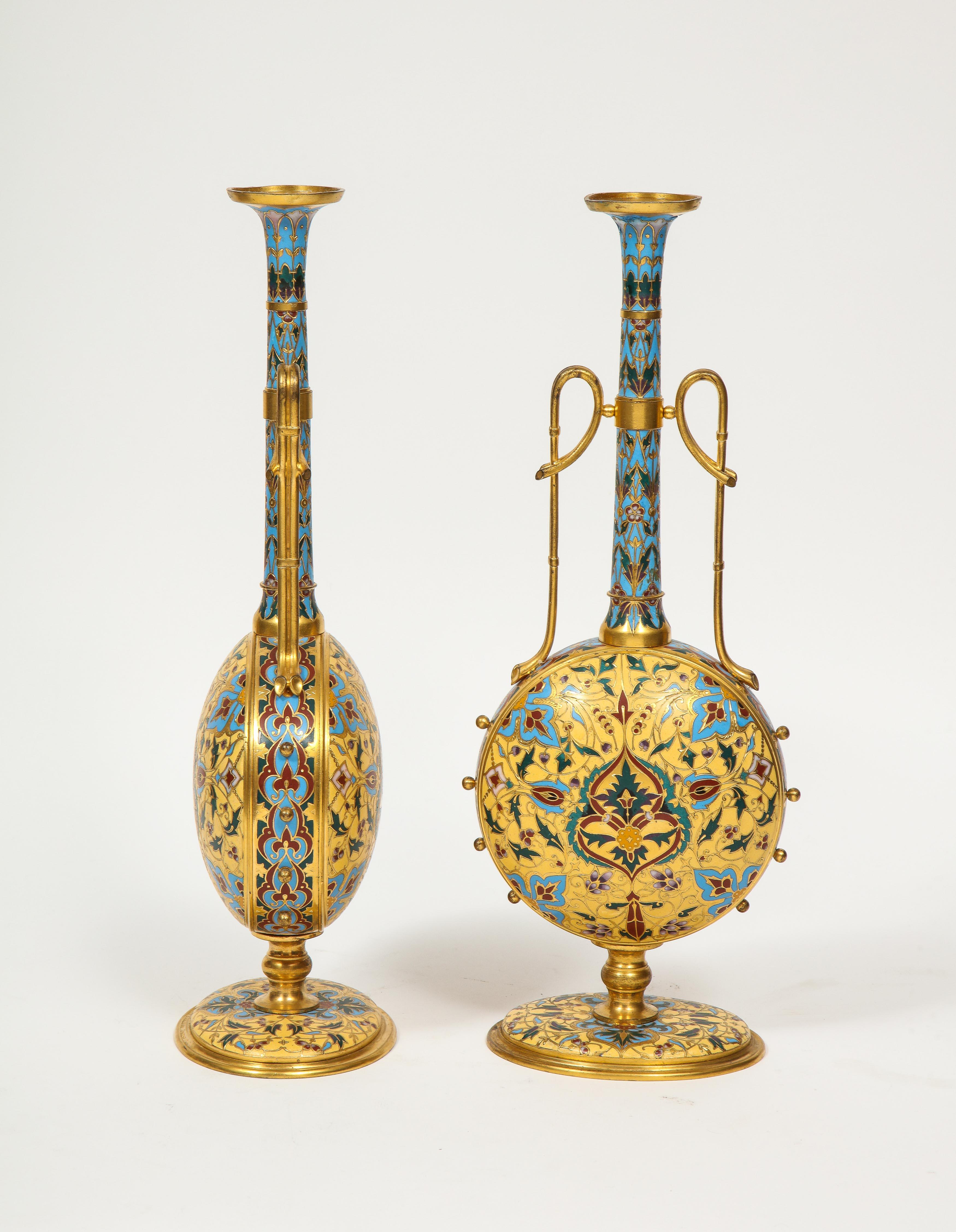 Äußerst seltenes Paar Ferdinand Barbedienne-Vasen aus Goldbronze und Champlevé-Emaille im Zustand „Gut“ im Angebot in New York, NY