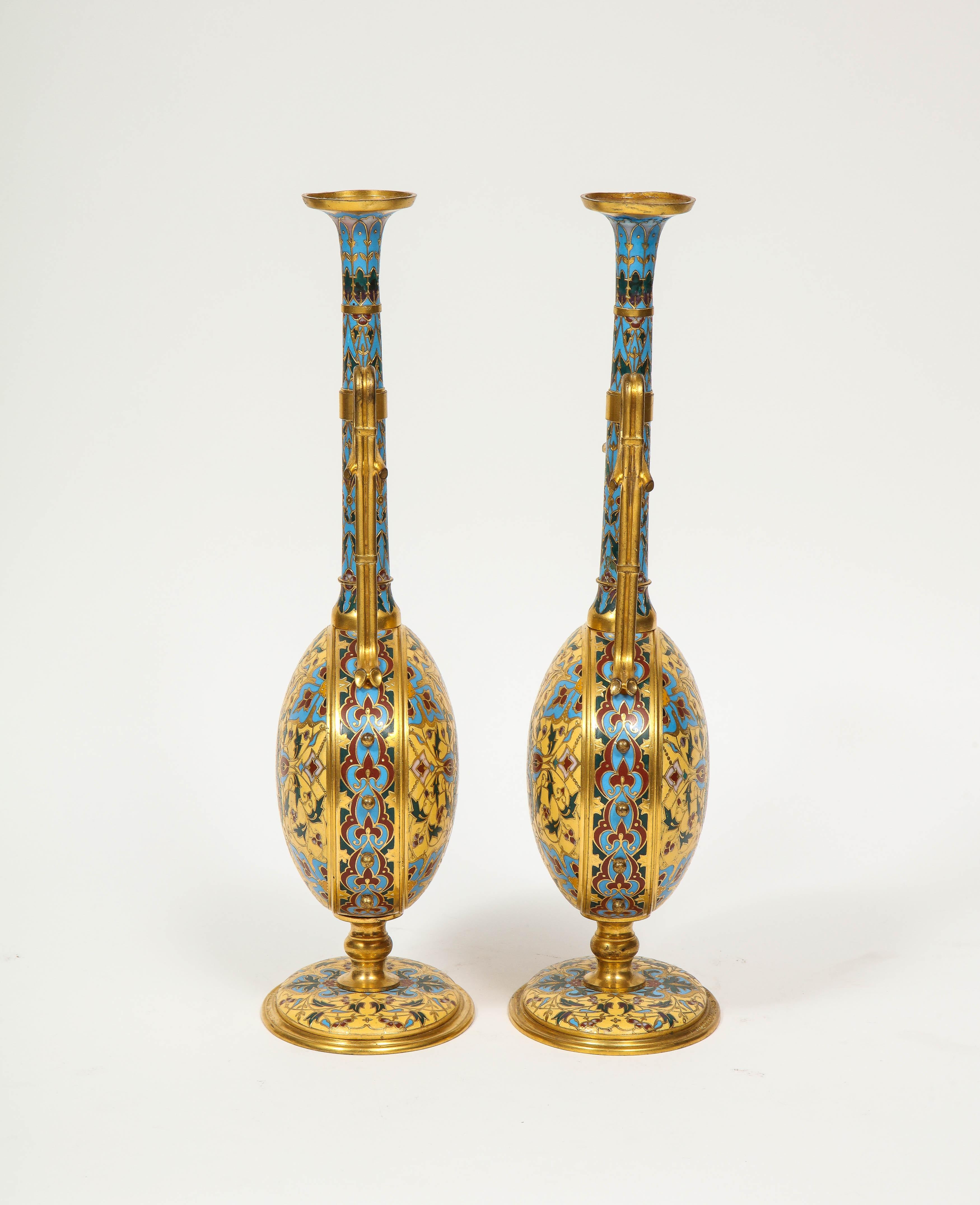 Äußerst seltenes Paar Ferdinand Barbedienne-Vasen aus Goldbronze und Champlevé-Emaille (19. Jahrhundert) im Angebot