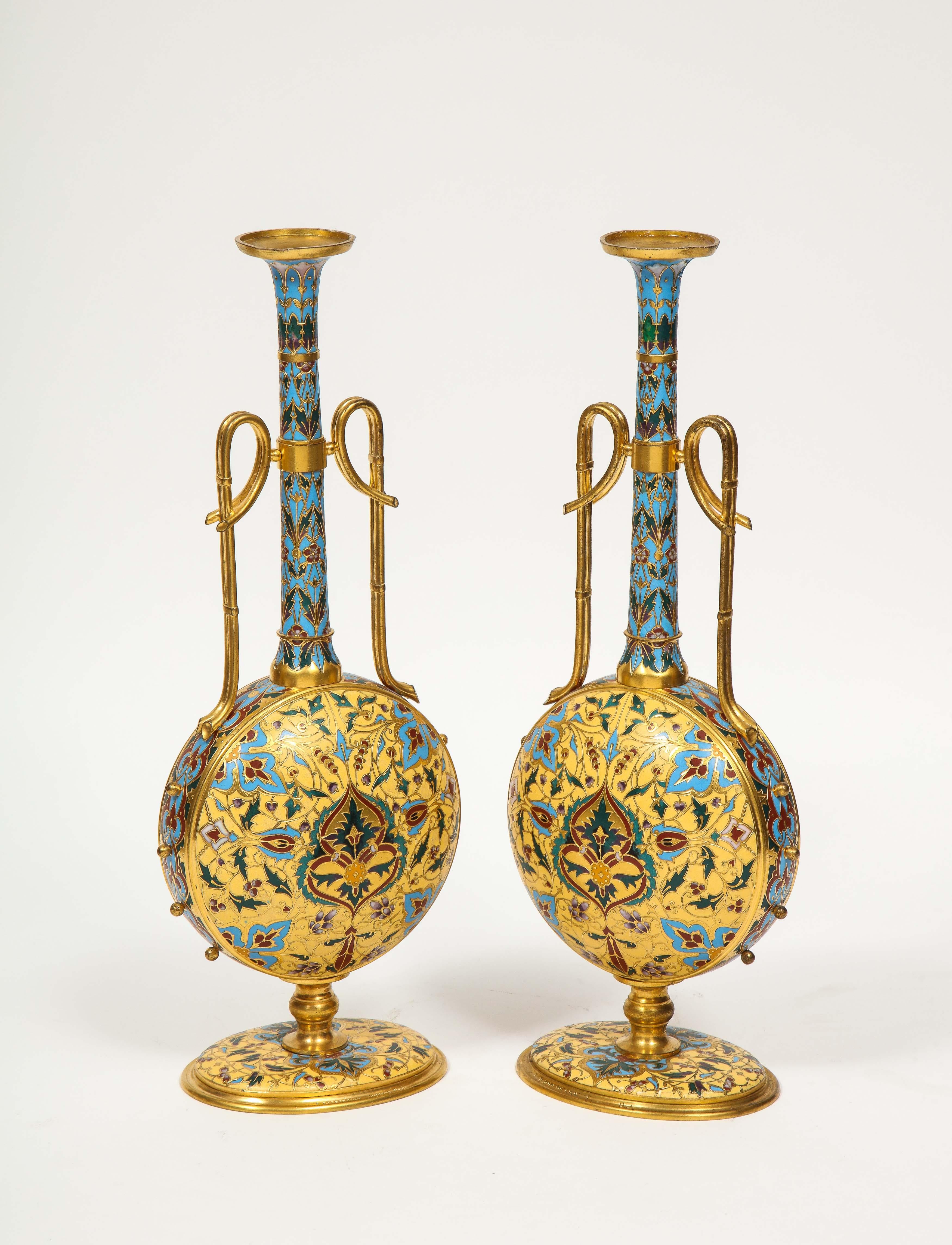 Émail Paire de vases Ferdinand Barbedienne extrêmement rares en bronze doré et émail champlevé en vente