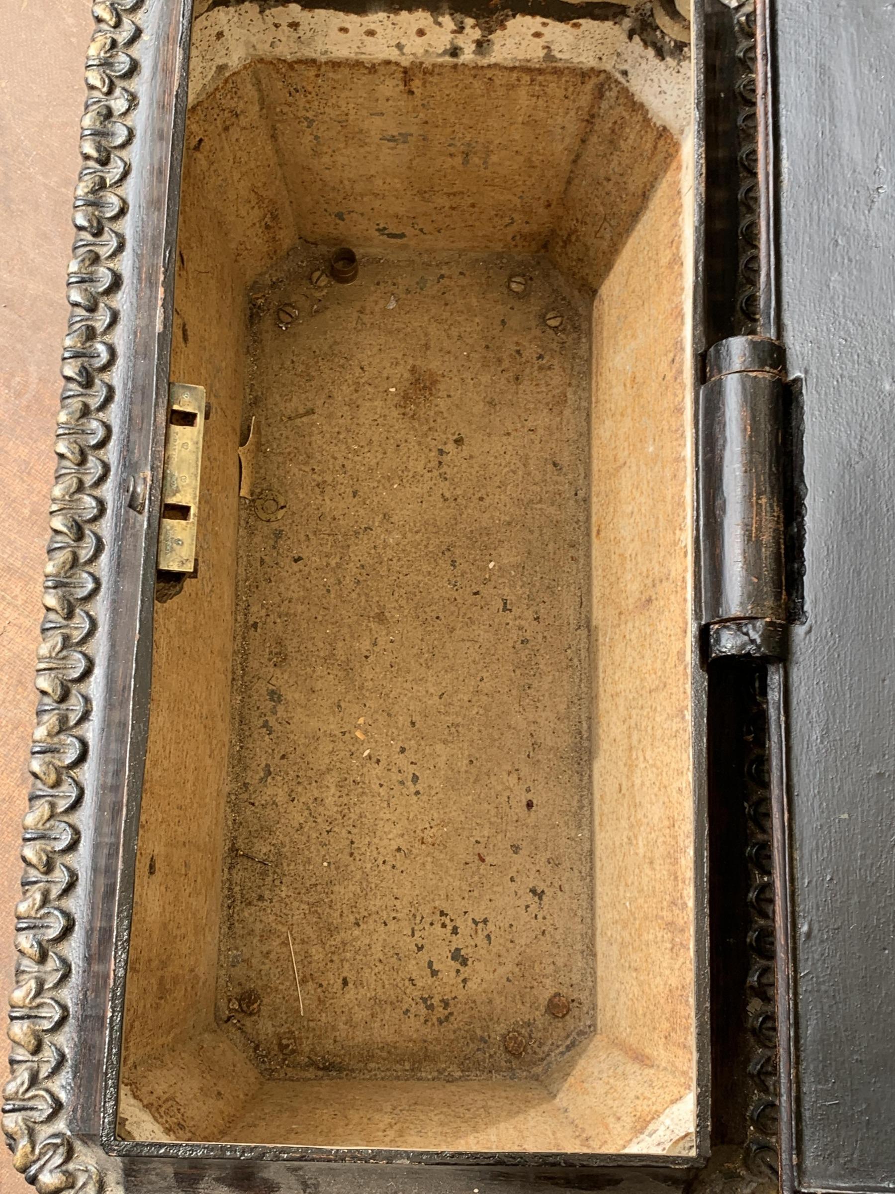 Äußerst seltenes Paar gusseiserner Sarkophag-Schatulle im Regency-Stil in Form einer starken Schachtel im Zustand „Gut“ im Angebot in Benington, Herts