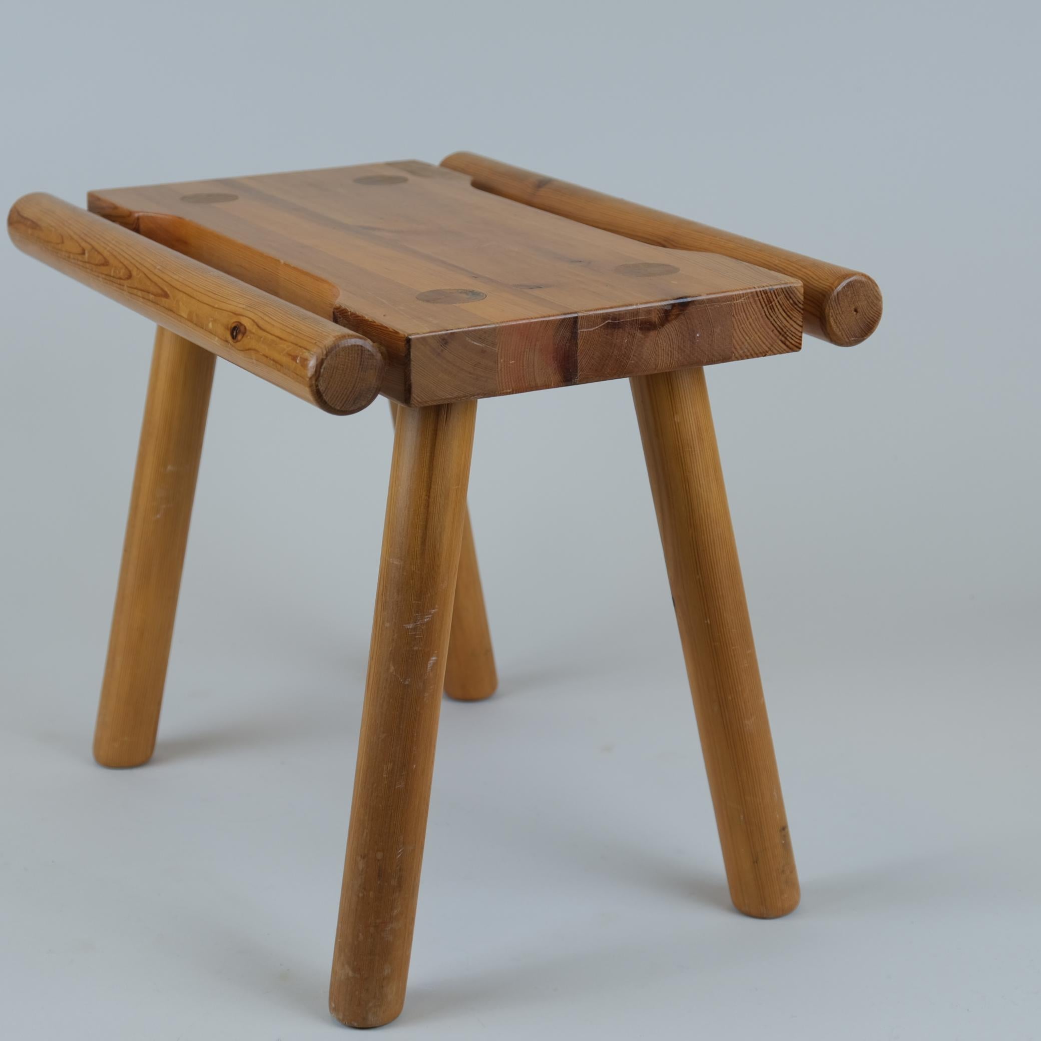 Äußerst seltener Perttu Mentula Sauna / Sport Hocker aus Kiefernholz für Artek, 1960er Jahre im Angebot 1