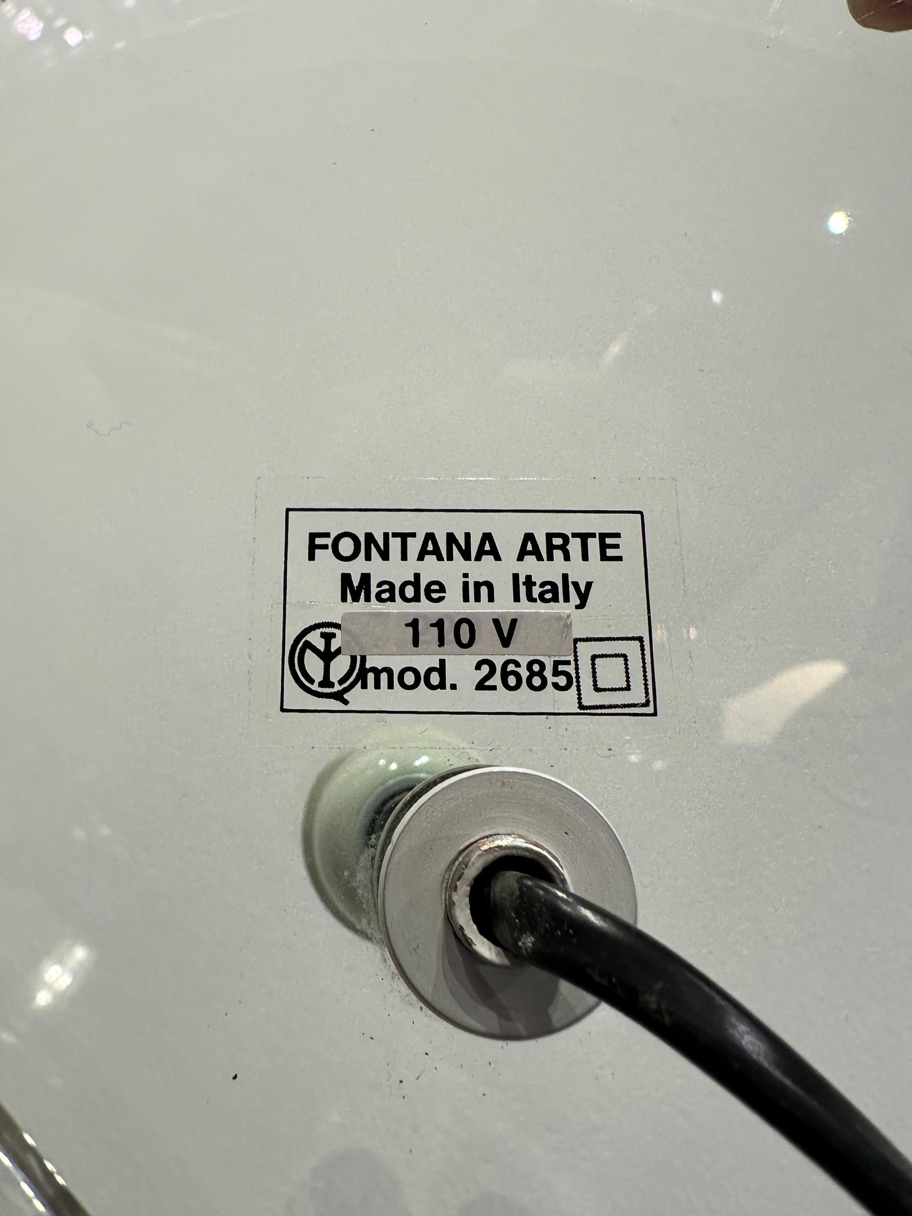Rare lampe de table FONTANA ARTE, en verre d'art de Murano OZ (modèle 2685). Label original à la base et en parfait état d'origine. Diffuseur en verre gris clair de forme conique sur une base classique en verre vert bouteille de Fontana. Conception