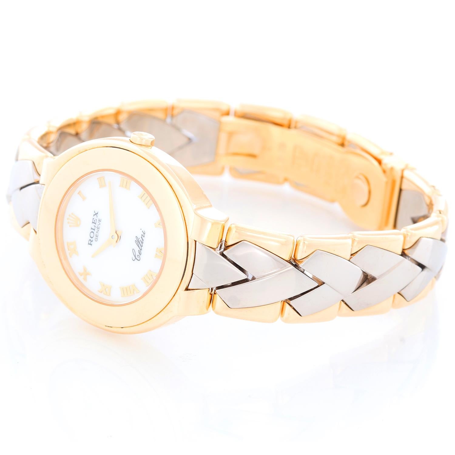 Äußerst seltene Rolex Cellini Damen 18k Gelbgold & Weißgold Uhr 6651 - Quarz. 18k Gelbgold Gehäuse (29mm Durchmesser). Weißes Zifferblatt mit goldenen, erhabenen römischen Ziffern. Weißgold und Gelbgold Armband; misst ein 6 1/4 Zoll Handgelenk.