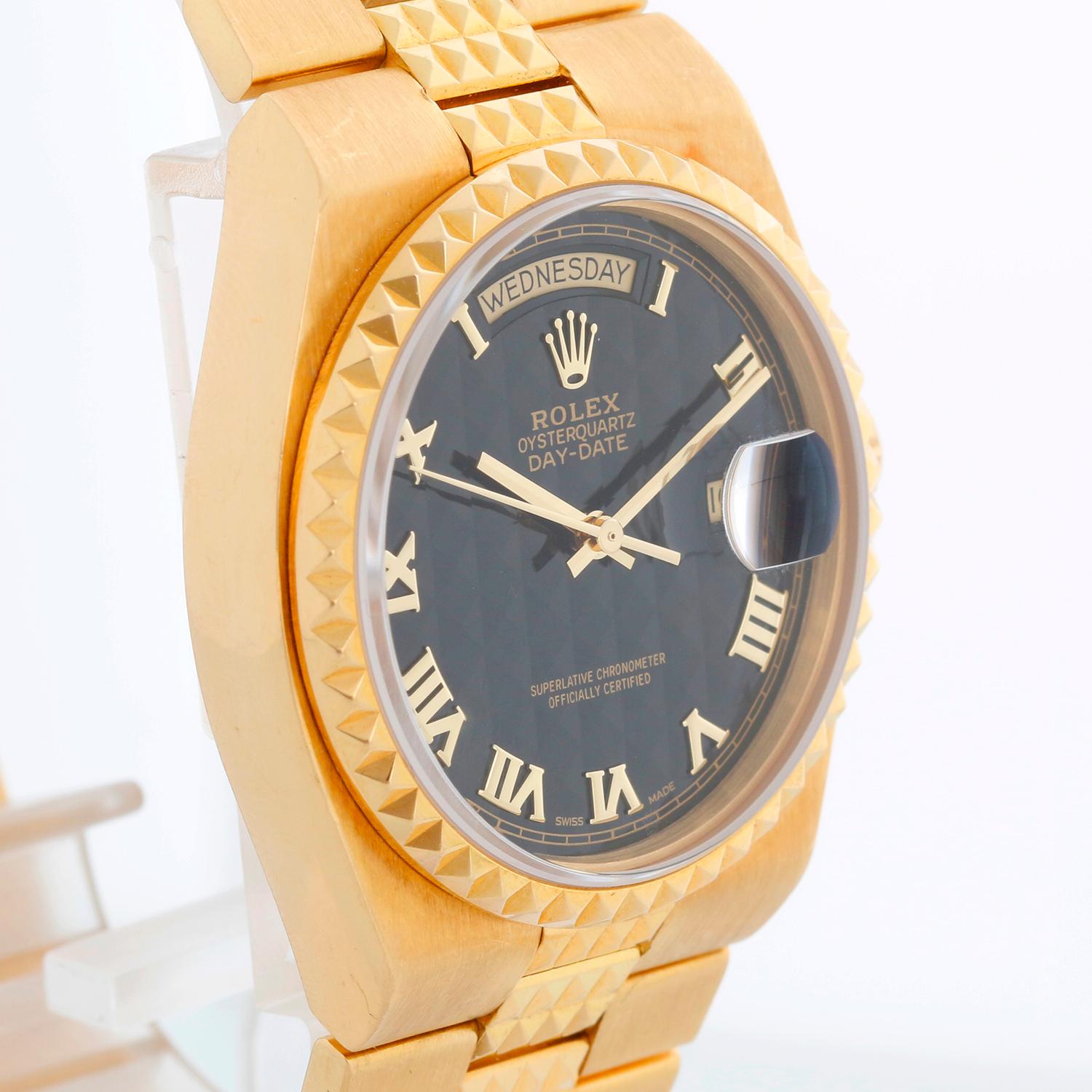 Äußerst seltene Rolex Oysterquartz Pyramid 18k Gold Uhr 19028 - Quarz; Schnellverstellung; Saphirglas. 18k Gelbgold Gehäuse mit Pyramide Lünette ( 36 mm )... Schwarzes Pyramidenzifferblatt . 18K  Gelbgold mit pyramidenförmigen Mittelgliedern; passt