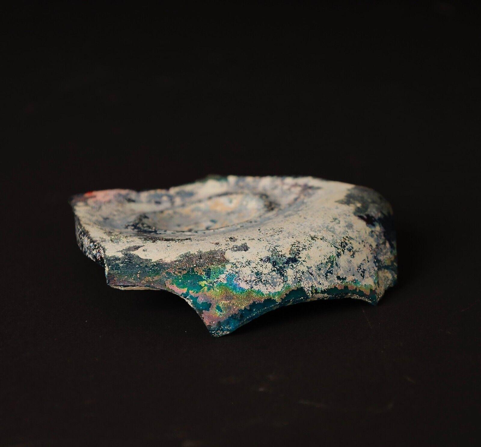 Äußerst seltenes römisches Glasfragment mit schillernder Patina - 1. bis 4. Jahrhundert AD im Angebot 5