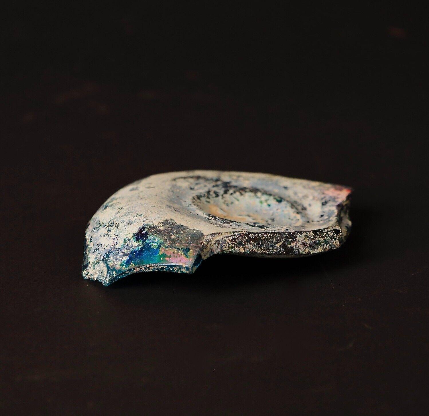 Äußerst seltenes römisches Glasfragment mit schillernder Patina - 1. bis 4. Jahrhundert AD im Angebot 6