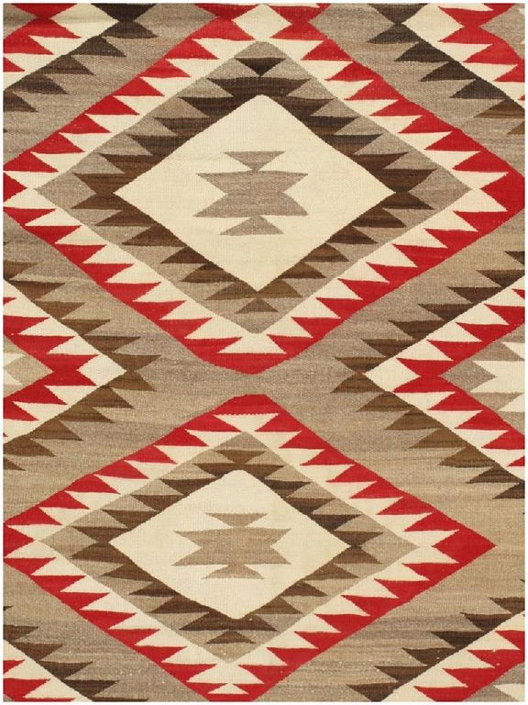 Rare tapis Navajo de grande taille, 8'3 x 15'5. Les Navajo anciens sont généralement dispersés et les pièces plus grandes, de la taille d'une pièce, sont à la fois extrêmement rares et très recherchées. Aussi à la mode que de collection, les tapis