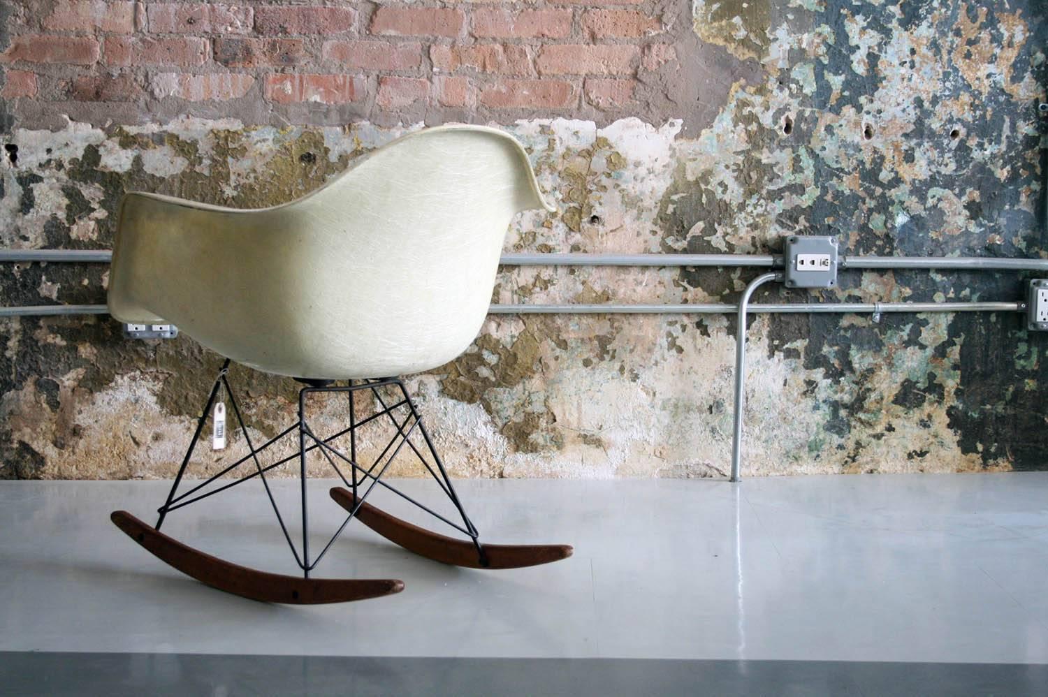 1st generation original very rare rocker chair by Charles Eames for Zenith plastics California. Super clean example. Features front struts that connect to the back legs only made for the first year.

Collectors item.

Rope edge and remains of