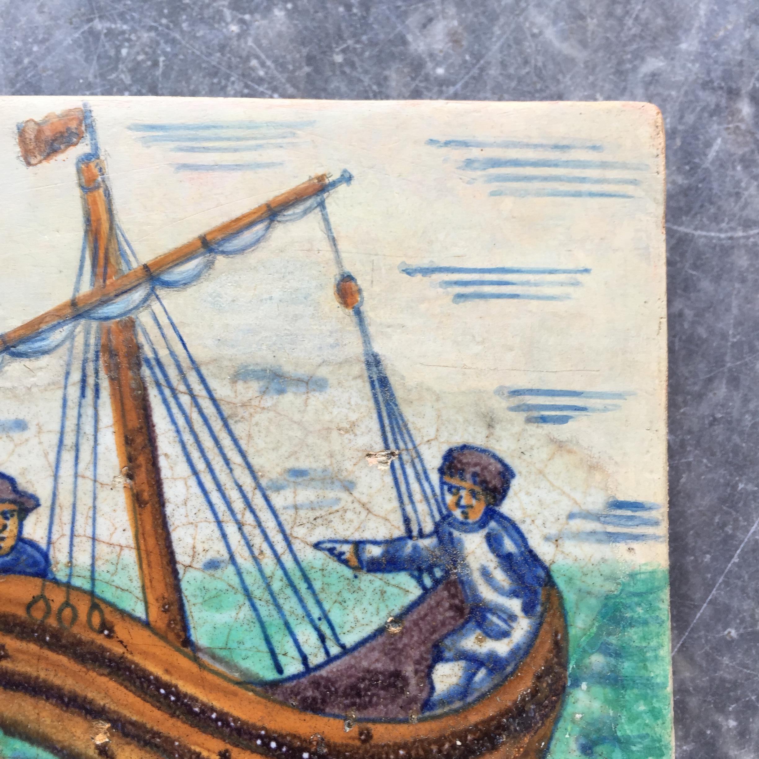 Vernissé Tile Rotterdammer extrêmement rare avec deux hommes dans un bateau, début du 17ème siècle en vente