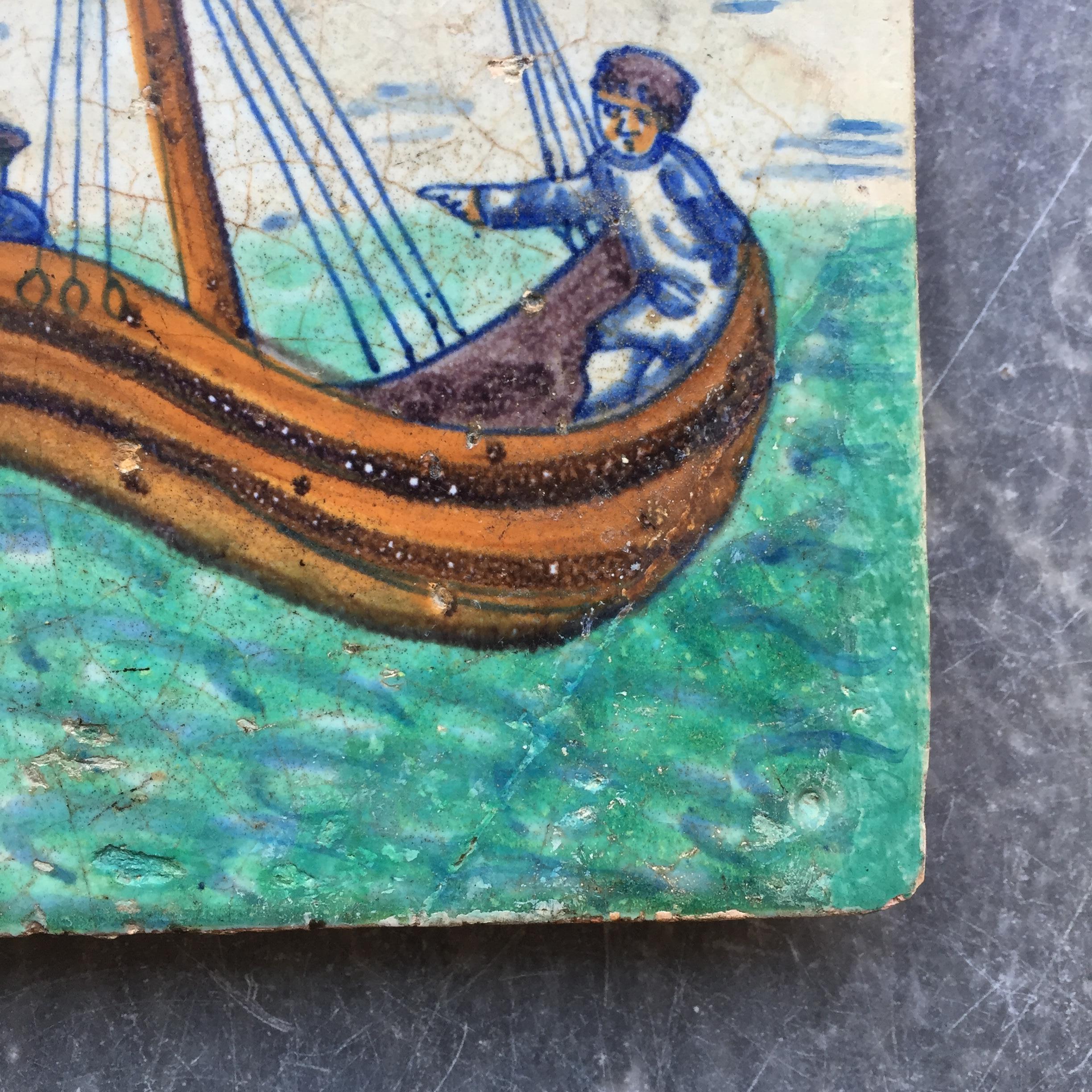 Äußerst seltene Rotterdammer Kachel mit zwei Männern in einem Boot, frühes 17. Jahrhundert (Keramik) im Angebot