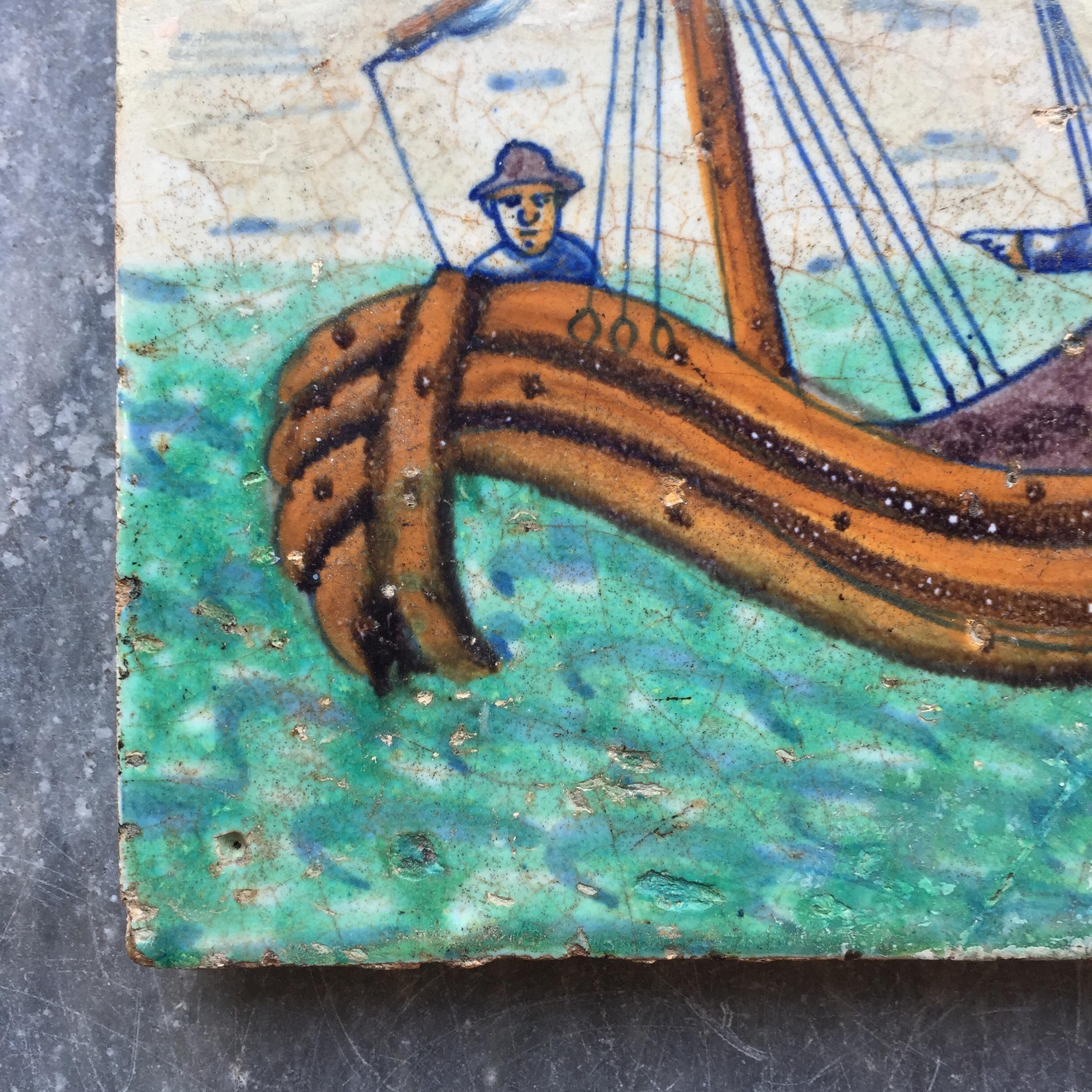 Céramique Tile Rotterdammer extrêmement rare avec deux hommes dans un bateau, début du 17ème siècle en vente