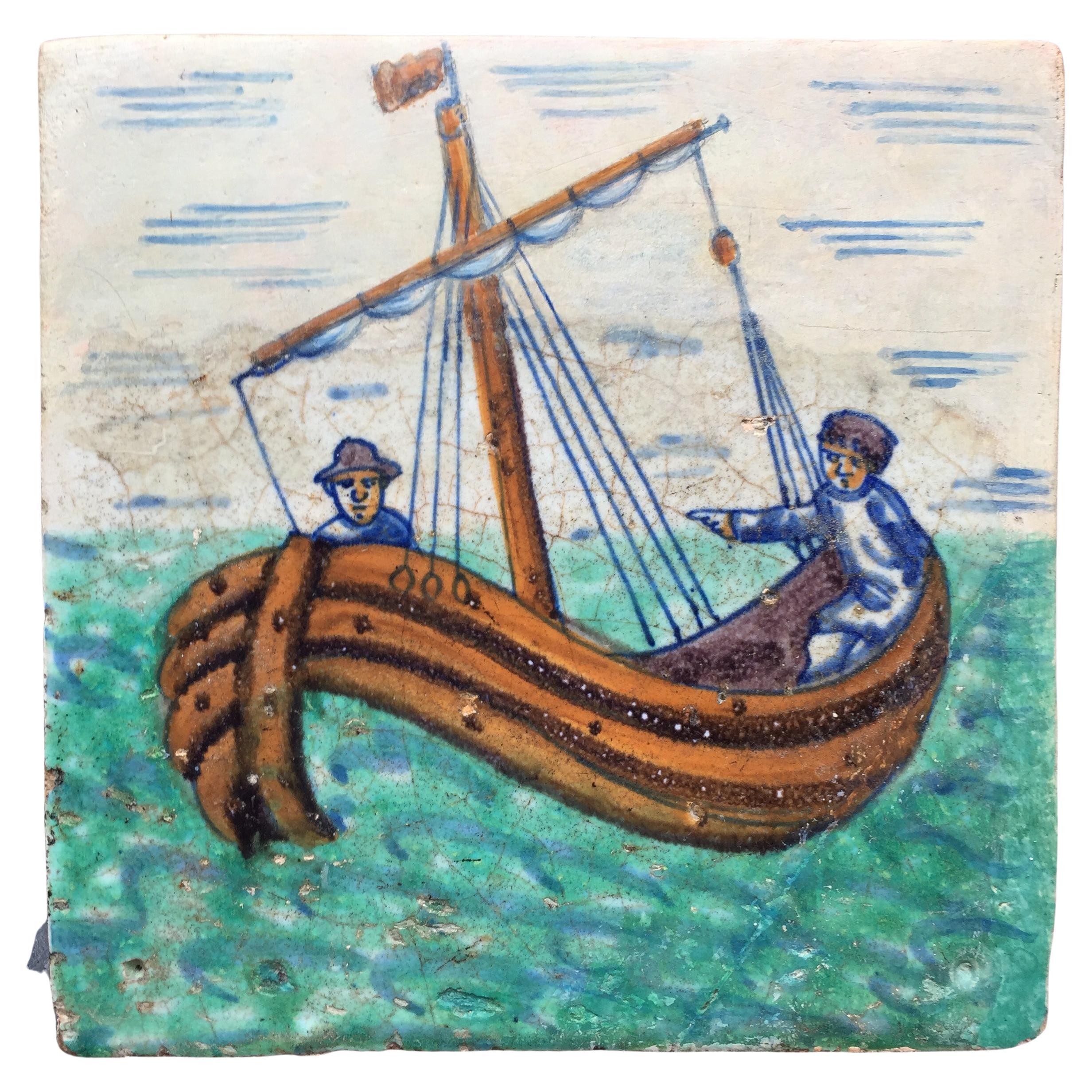 Tile Rotterdammer extrêmement rare avec deux hommes dans un bateau, début du 17ème siècle