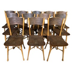 Ensemble extrêmement rare de 12 chaises de salle à manger de J & J Kohn en bois cintré