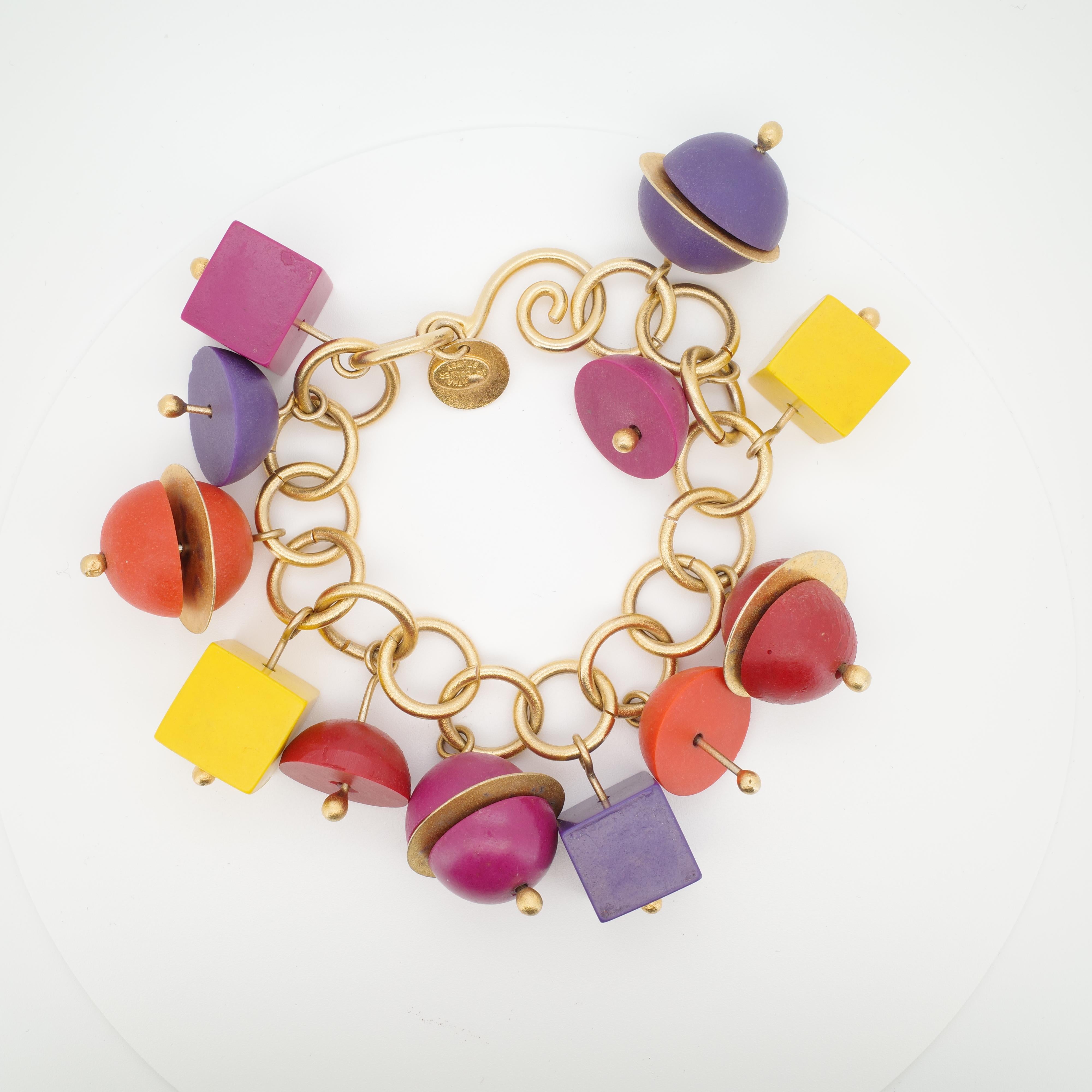 Esempio degno di un museo della prima arte da indossare di Martha Sturdy, questo braccialetto con charme geometrico completamente firmato risale alla metà degli anni '80, un periodo in cui gli audaci gioielli scultorei di Martha Sturdy