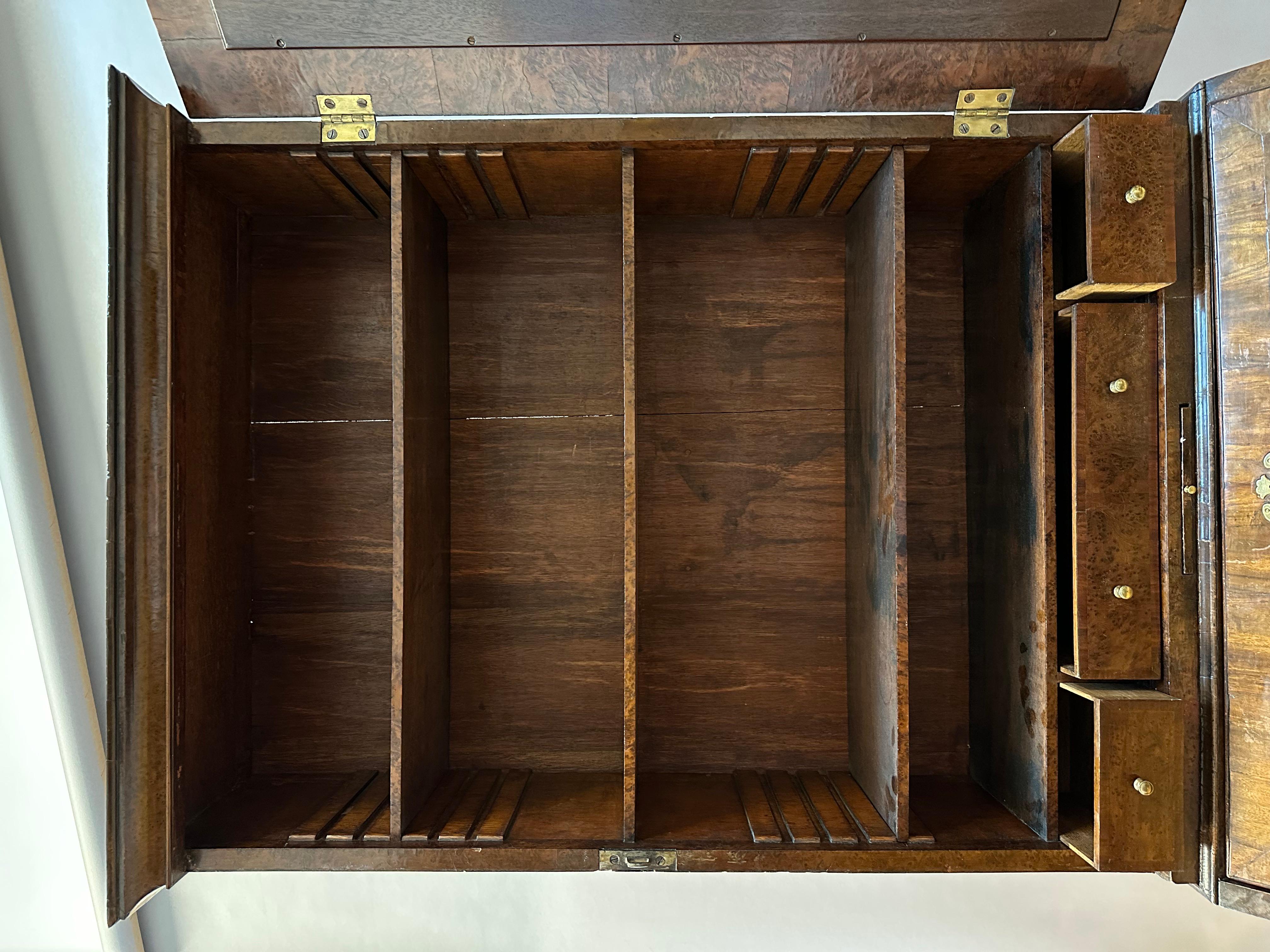 Äußerst seltenes kleines englisches Bureau-Bücherregal aus gemasertem Eibenholz aus dem frühen 18. Jahrhundert im Angebot 4