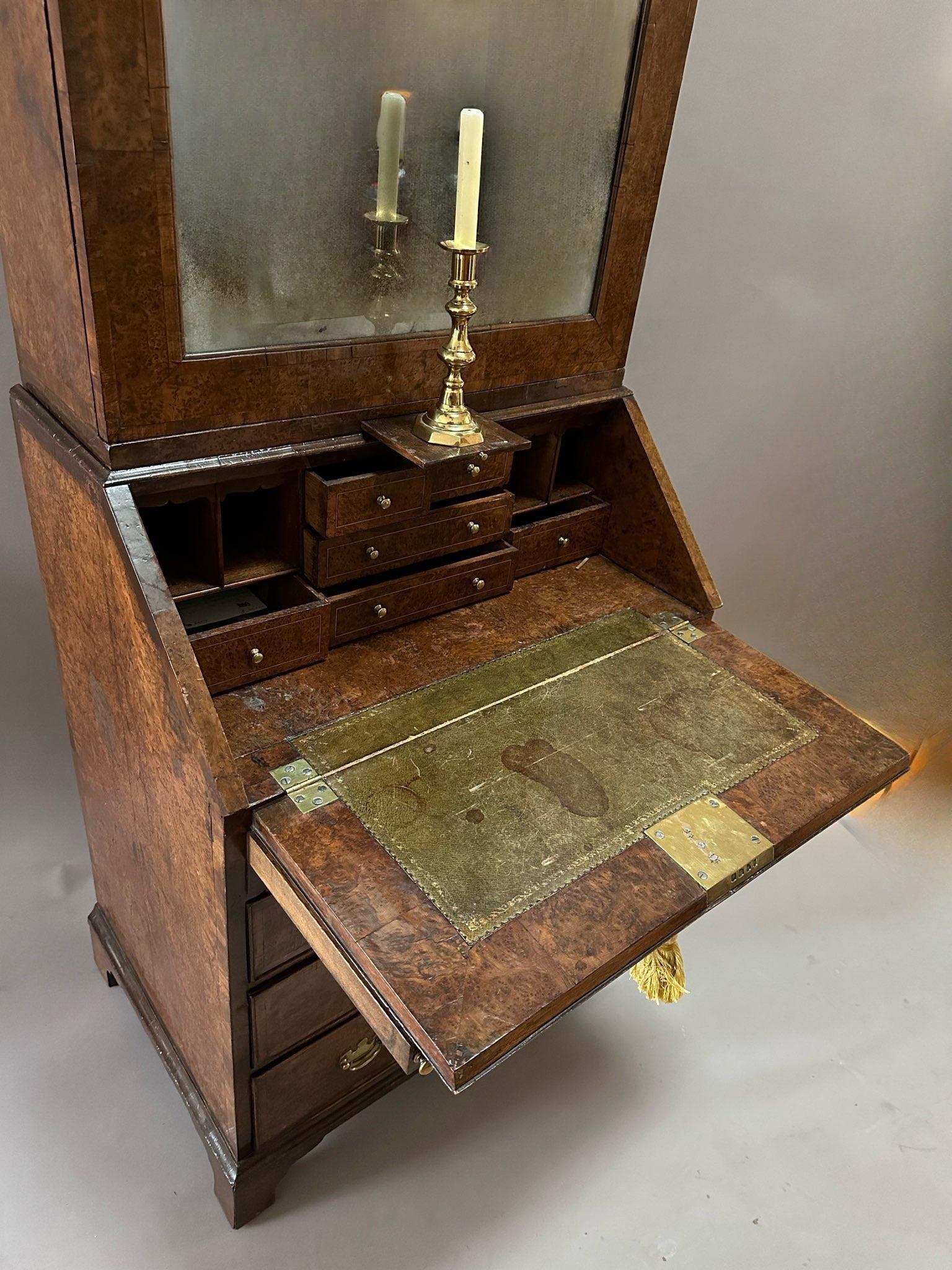 Äußerst seltenes kleines englisches Bureau-Bücherregal aus gemasertem Eibenholz aus dem frühen 18. Jahrhundert (Handgefertigt) im Angebot