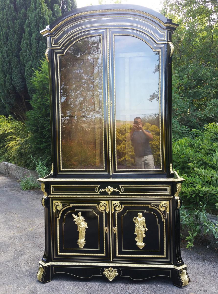 Extremely rare Napoleon III attributed to Befort Jeune, its huge impressive size, very tall cabinet bookcase in two pieces elegant and unique.
In ebony veneer and Boulle style marquetry with brass inlays in all parts.
It has a huge amount of gilt