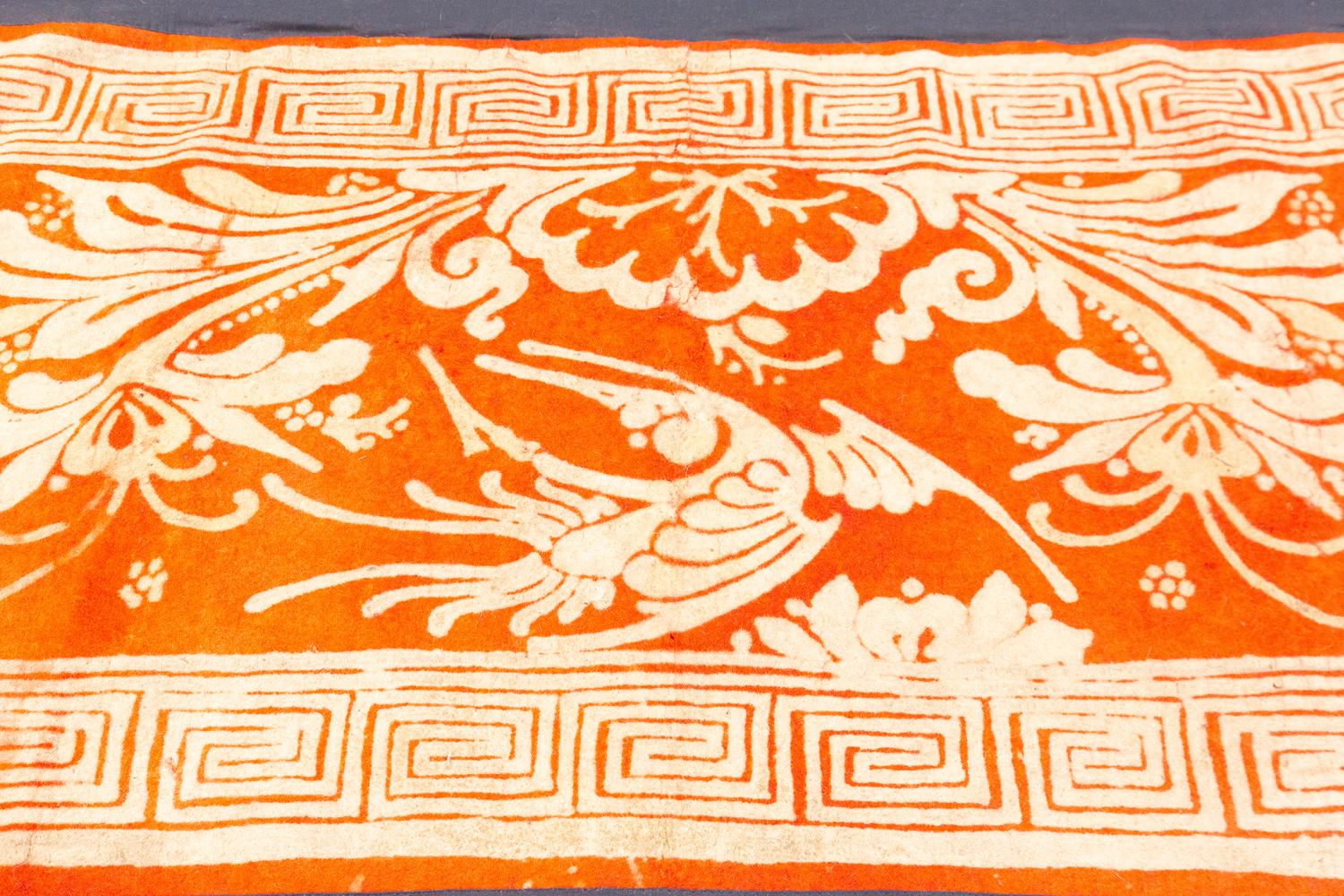 Il s'agit d'un ancien tapis tibétain en feutre tissé au XVIIIe siècle. Il mesure 154 x 89 cm. Il s'agit d'une pièce extrêmement rare qui a été montée sur un support noir pour la préserver. Son design s'articule autour d'un motif floral central avec