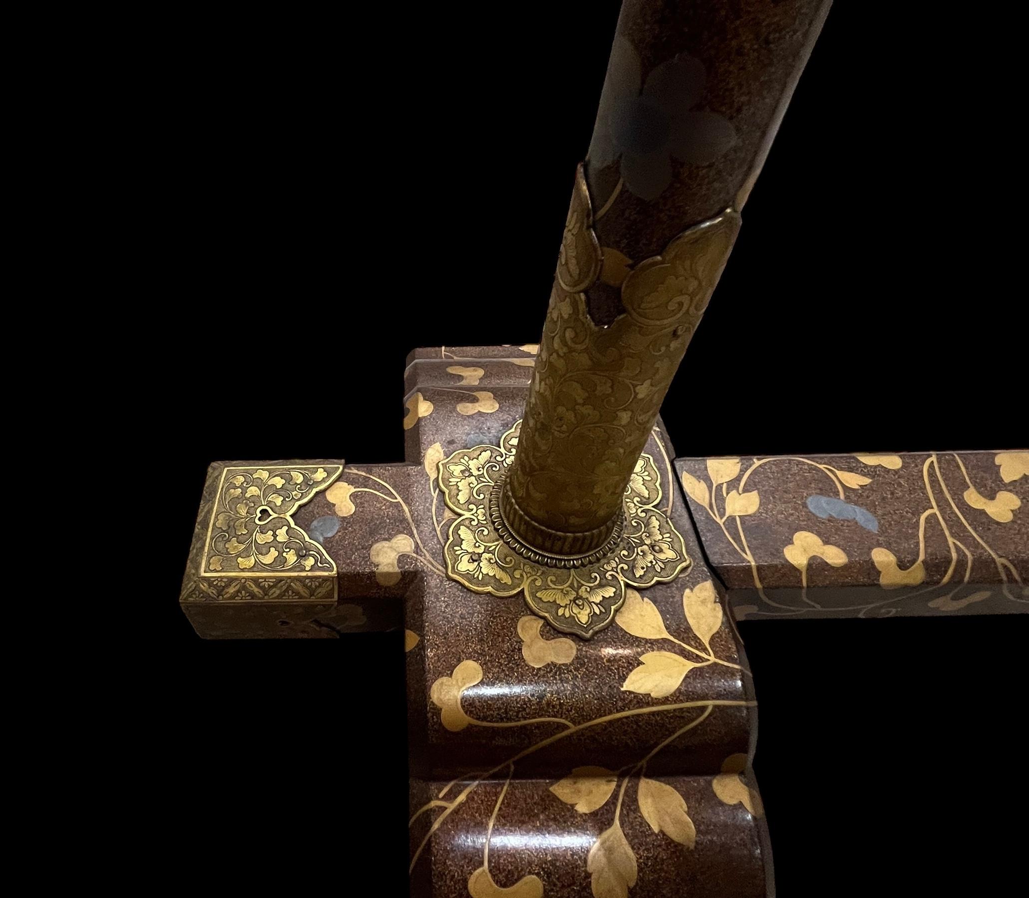 Extremadamente Raro Colgador de Kimono del Clan Tokugawa con Laca Maki-e. Periodo Edo en venta 3