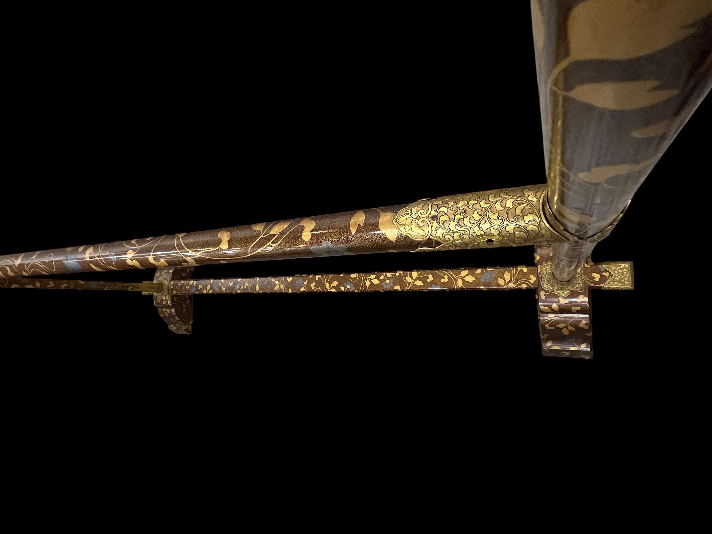 Extremadamente Raro Colgador de Kimono del Clan Tokugawa con Laca Maki-e. Periodo Edo en venta 7