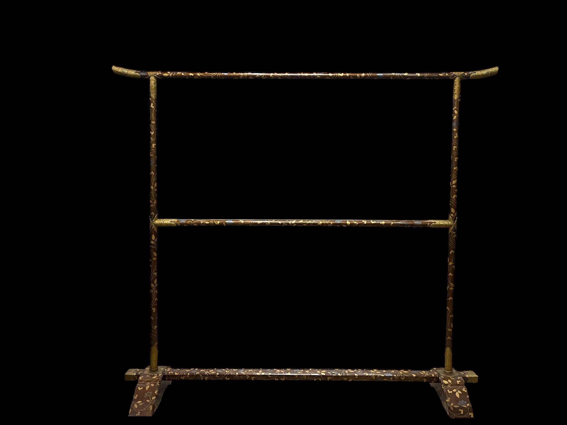 Extremadamente Raro Colgador de Kimono del Clan Tokugawa con Laca Makie y Herrajes Dorados
Periodo Edo, Siglos XVIII-XIX  Dimensiones: A 166 cm × L 187 cm × A 41,5 cm  Materiales: Madera, laca, cobre dorado

Una percha para kimono (ikou o ikō)