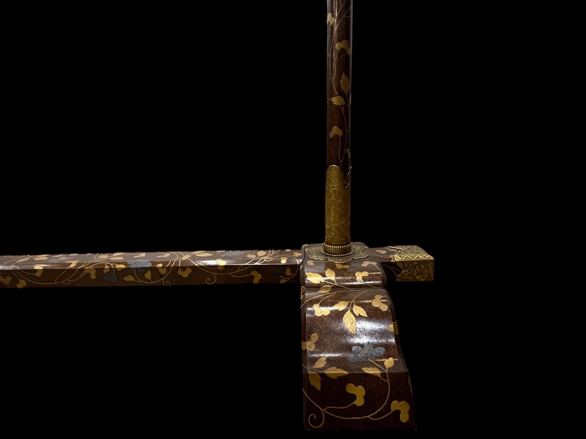 Extremadamente Raro Colgador de Kimono del Clan Tokugawa con Laca Maki-e. Periodo Edo Tallado a mano en venta