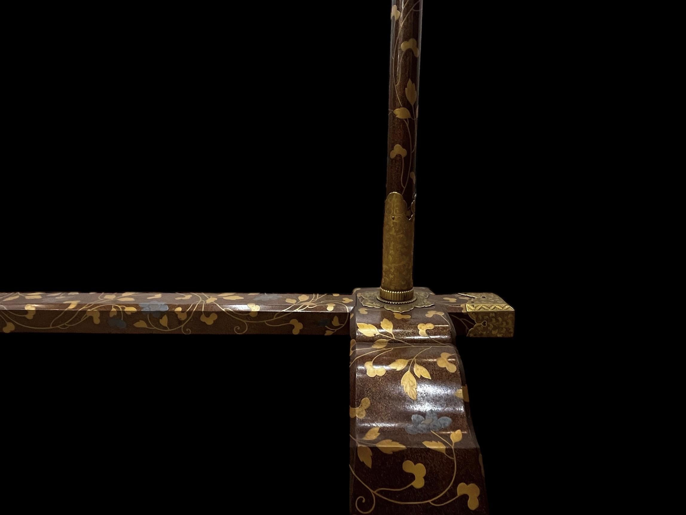 Extremadamente Raro Colgador de Kimono del Clan Tokugawa con Laca Maki-e. Periodo Edo en Excelente estado para la venta en Fukuoka, JP