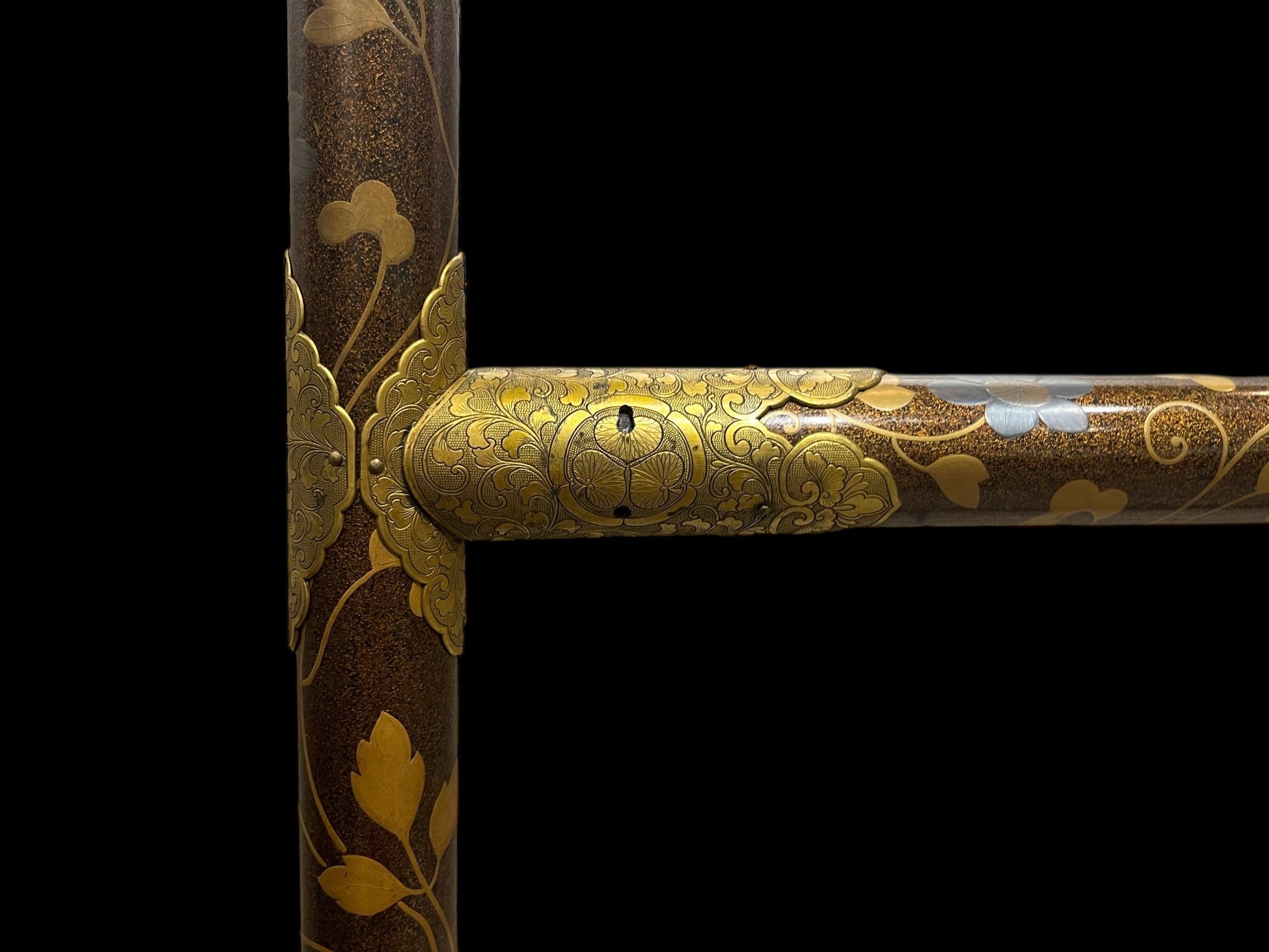 Extremadamente Raro Colgador de Kimono del Clan Tokugawa con Laca Maki-e. Periodo Edo siglo XVIII y antes en venta