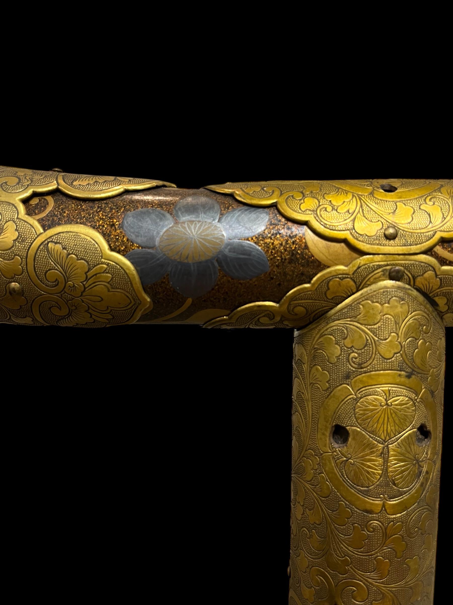 Extremadamente Raro Colgador de Kimono del Clan Tokugawa con Laca Maki-e. Periodo Edo en venta 2