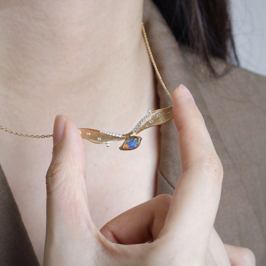 Rarissima collana con ali di gabbiano in opale nero australiano e diamanti in oro giallo 18 carati.


Spedizione nazionale gratuita USPS di prima classe! Borsa o scatola regalo in omaggio con ogni ordine!

L'opale, la regina delle gemme, è una delle