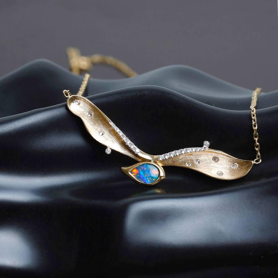 Taglio brillante Estremamente raro: collana ad ali di gabbiano con due lati di opale nero e diamanti in oro 18 carati in vendita
