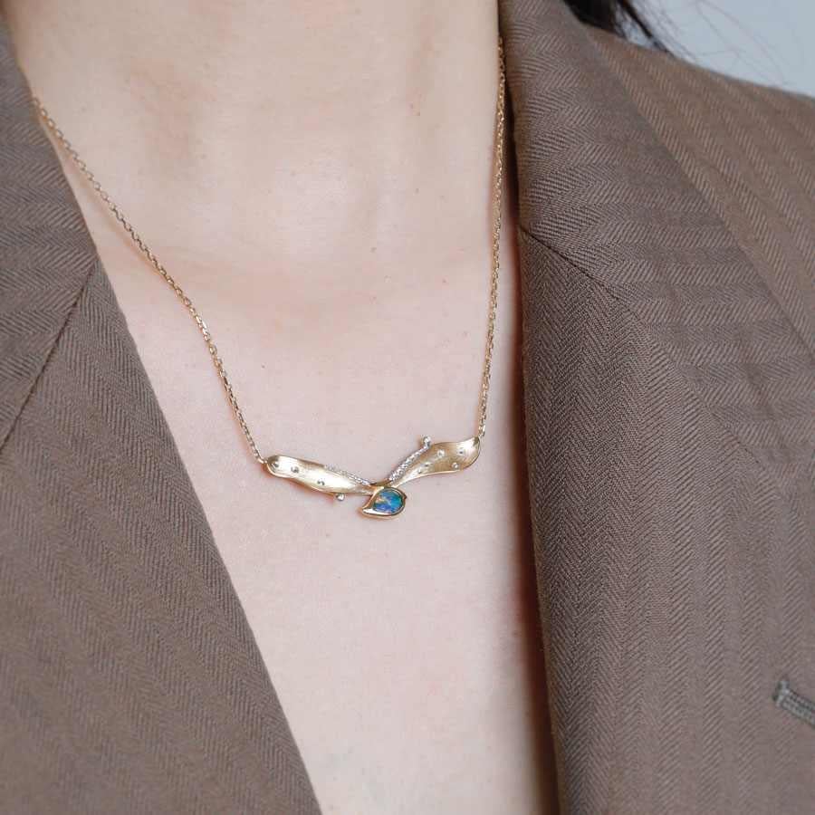 da uomo o donna Estremamente raro: collana ad ali di gabbiano con due lati di opale nero e diamanti in oro 18 carati in vendita