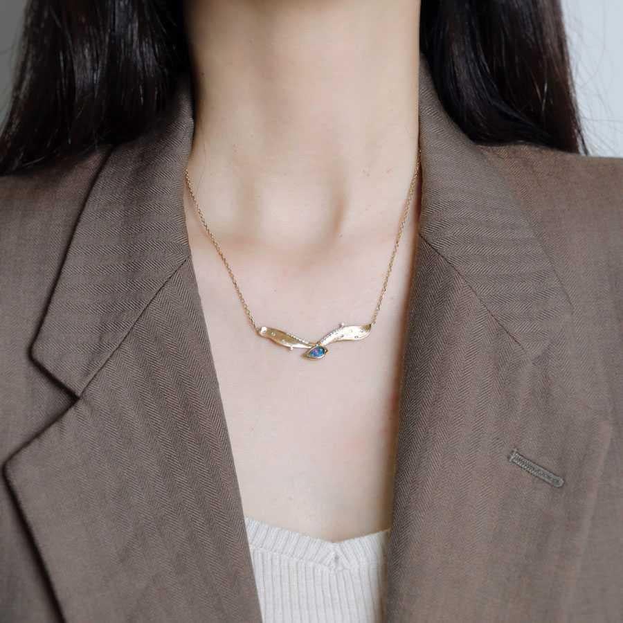 Estremamente raro: collana ad ali di gabbiano con due lati di opale nero e diamanti in oro 18 carati in vendita 1