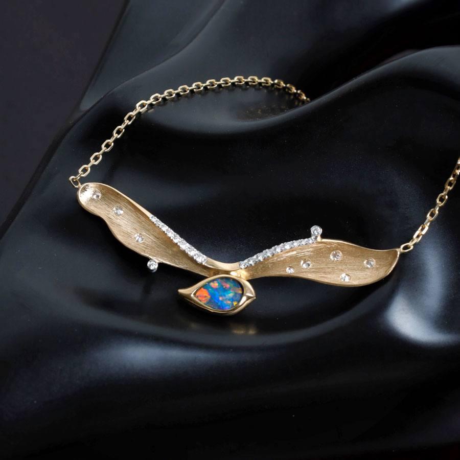 Estremamente raro: collana ad ali di gabbiano con due lati di opale nero e diamanti in oro 18 carati in vendita 2