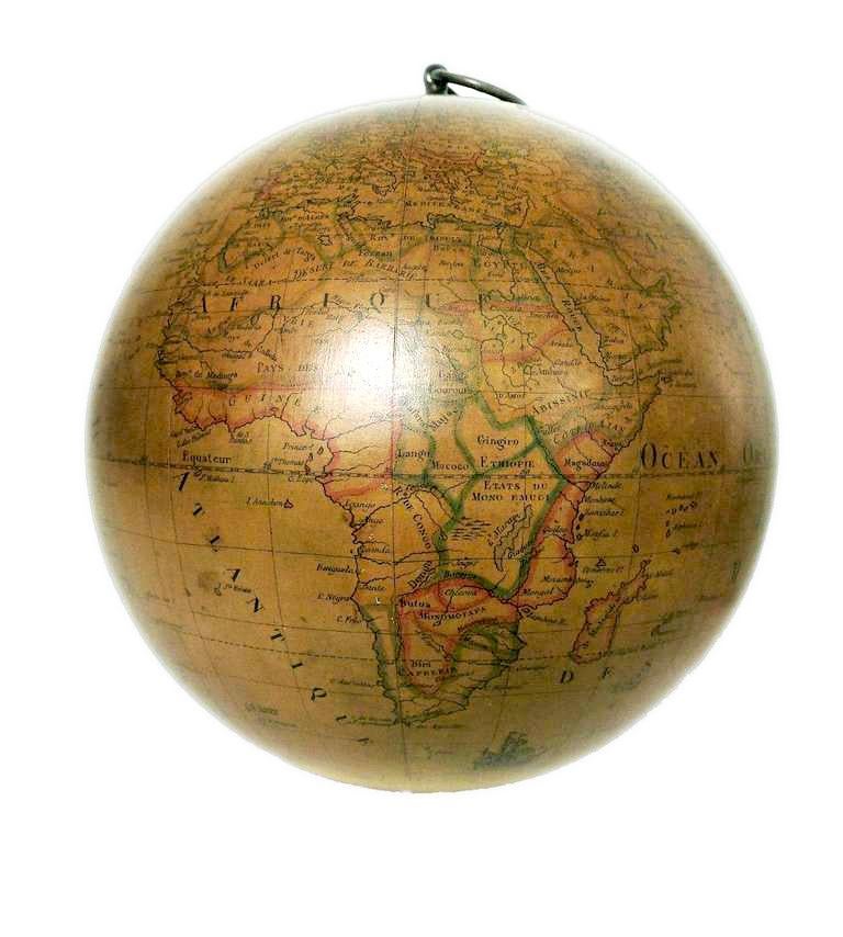 Extremely Rare Wunderkammer French XVIII Century Swinging Terrestrial Globe f In Excellent Condition In Milan, IT