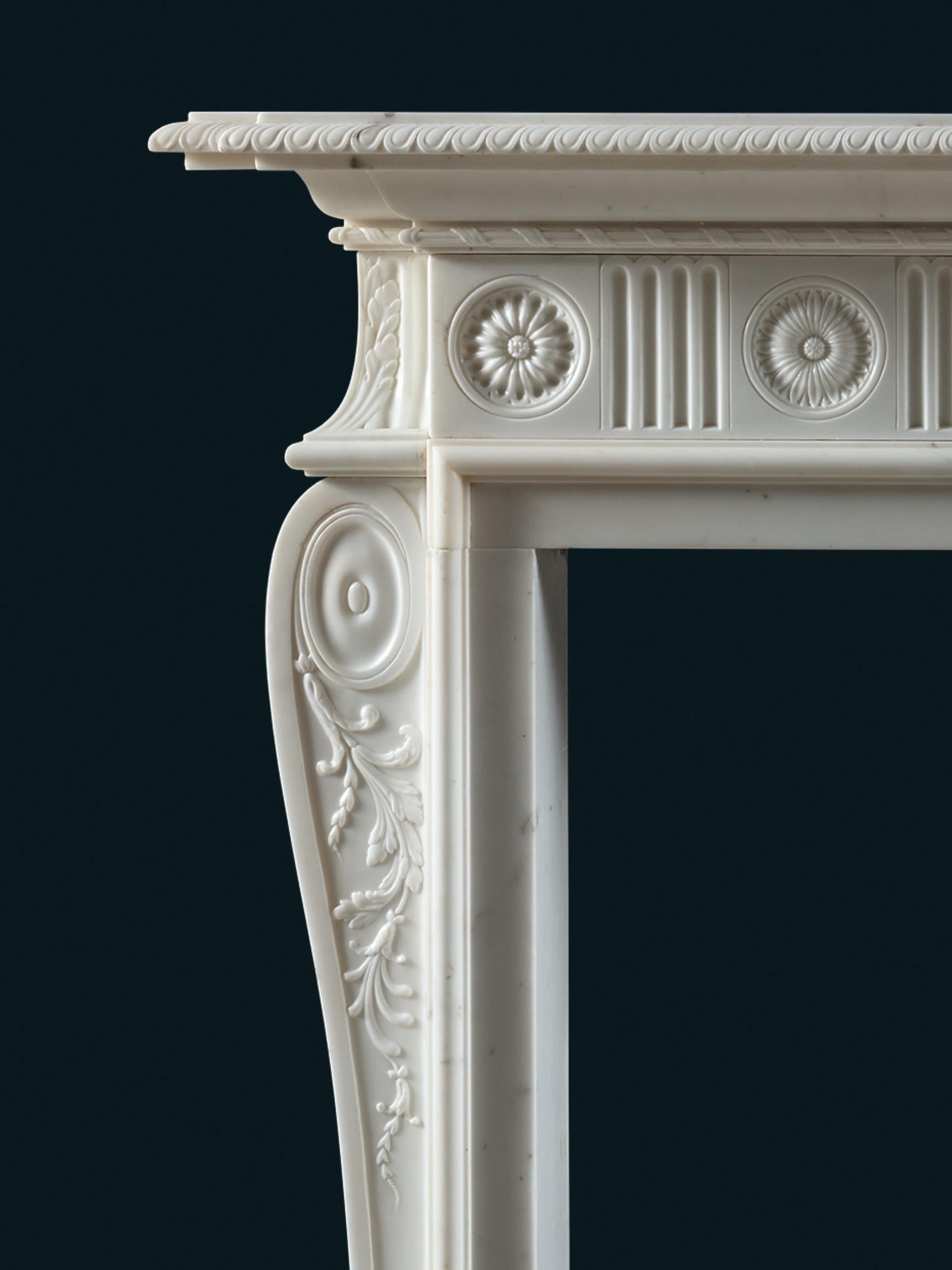 Une élégante tablette en croûte de tarte repose sur la frise, ornée d'une alternance de flateries florales et de flûtes à doigts. Des volutes finement sculptées avec des feuillages délicats décorent les montants de la console latérale, rendant cette