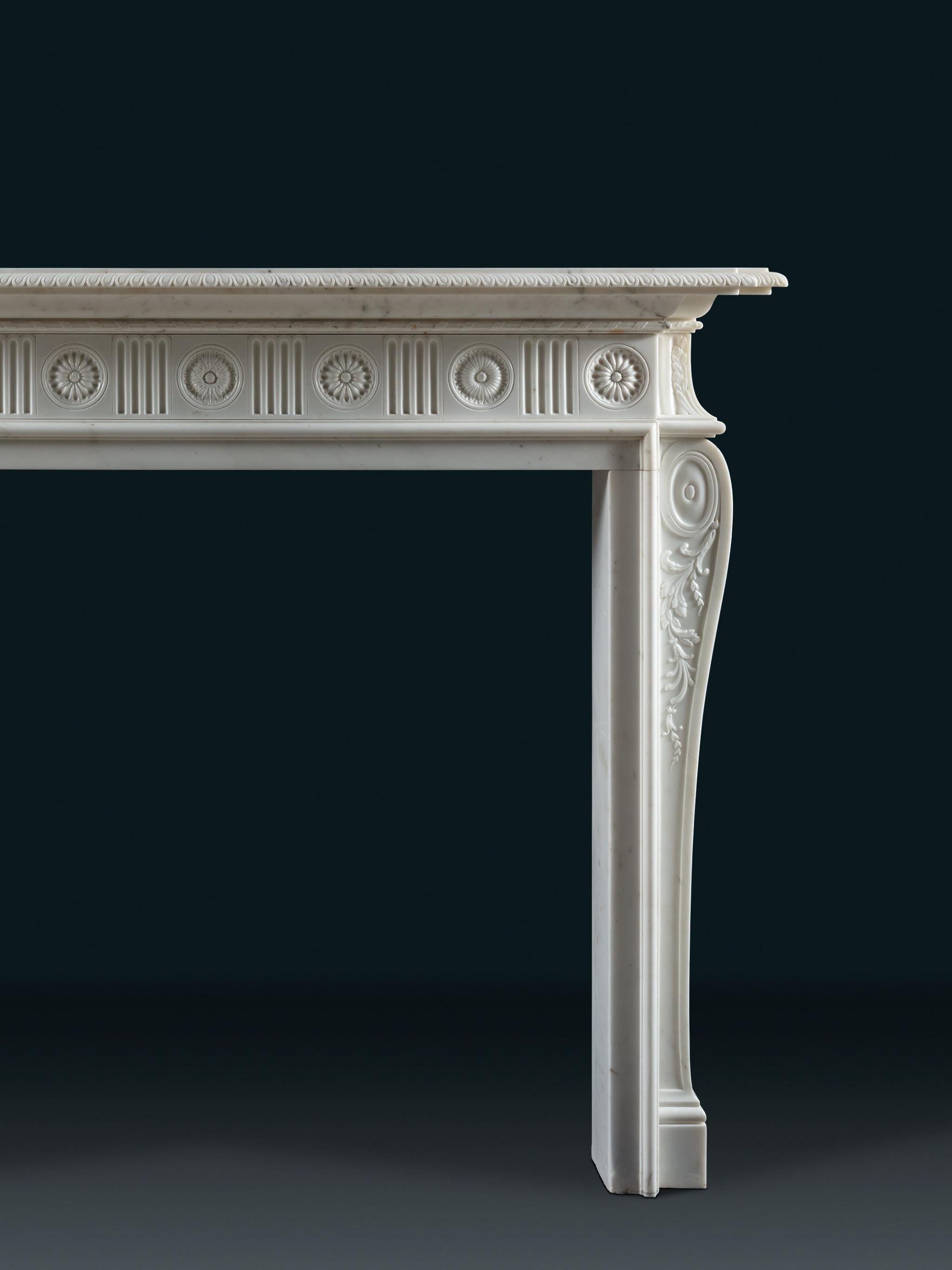 Style Adam Cheminée d'époque Adam extrêmement raffinée sculptée en marbre statuaire blanc en vente