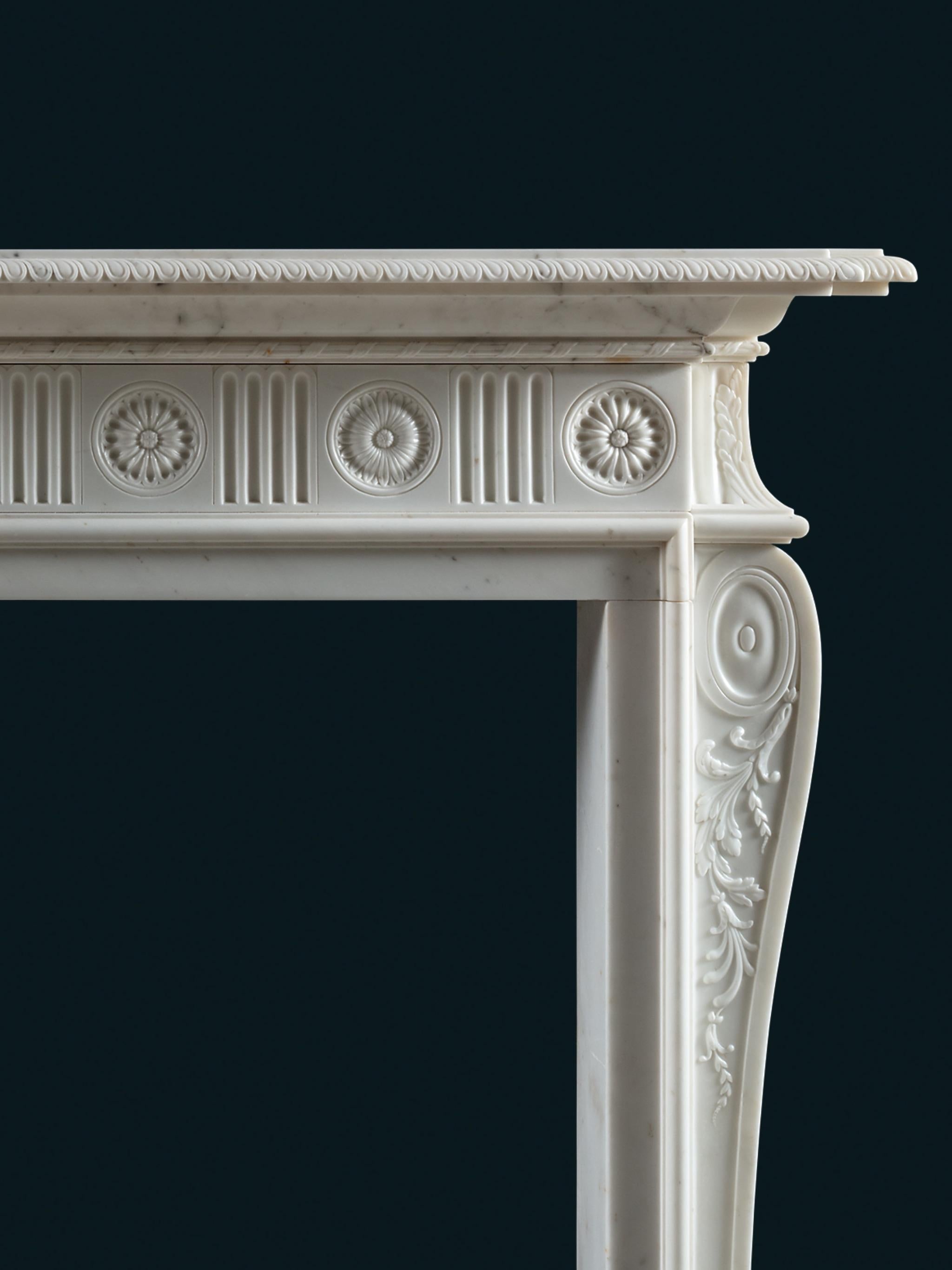 Anglais Cheminée d'époque Adam extrêmement raffinée sculptée en marbre statuaire blanc en vente