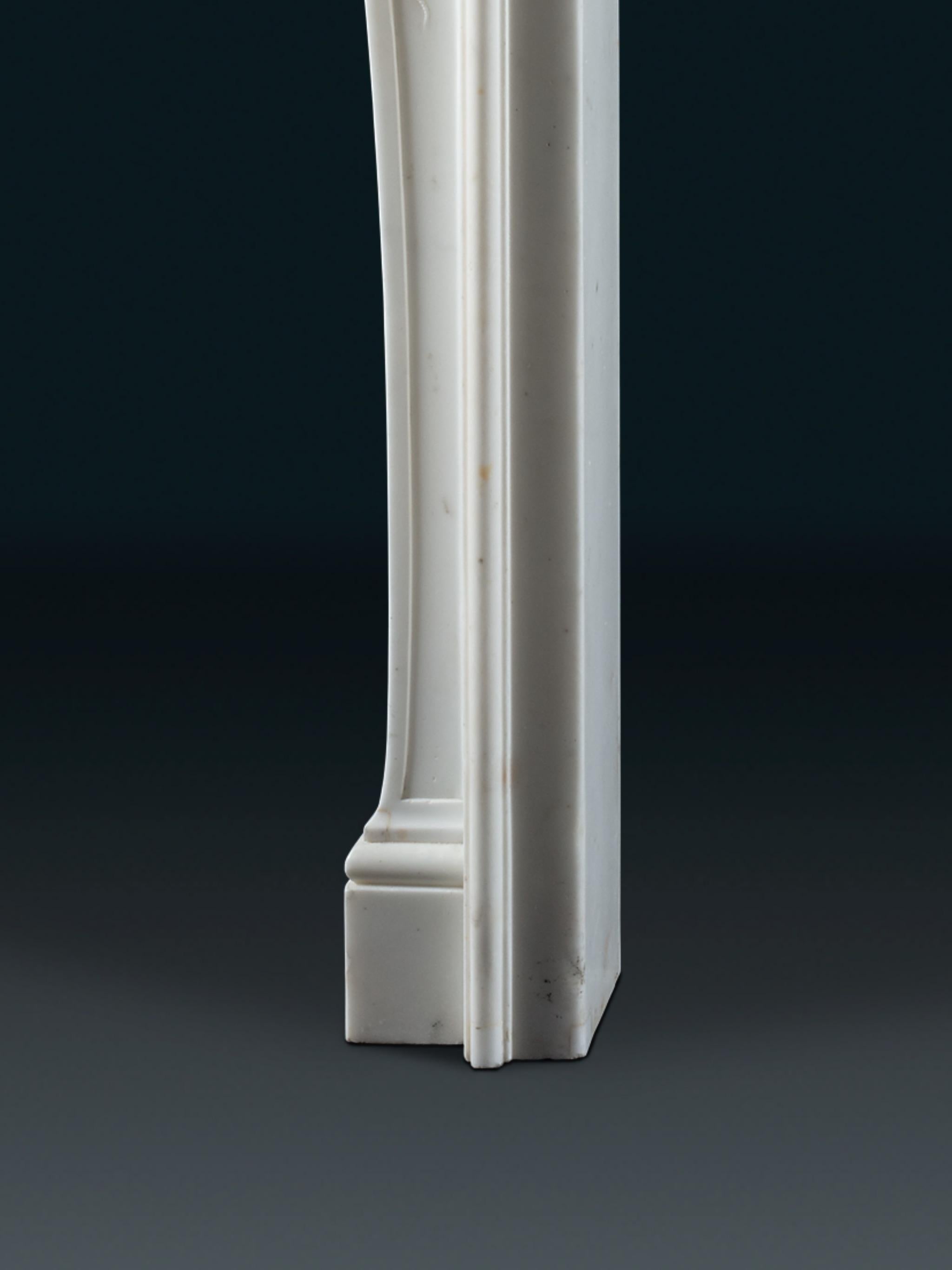 Cheminée d'époque Adam extrêmement raffinée sculptée en marbre statuaire blanc Bon état - En vente à London, GB