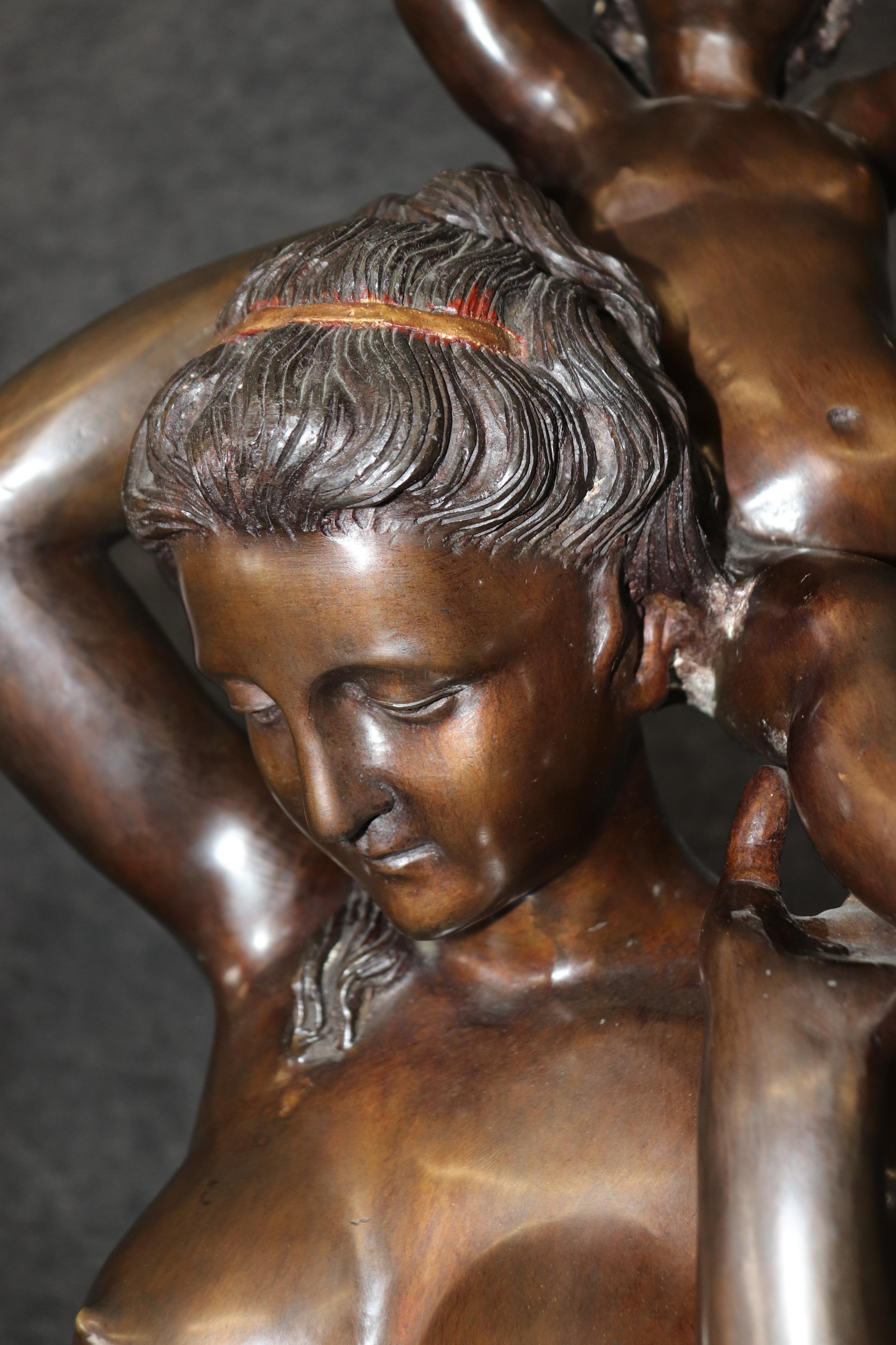 Coppia estremamente alta di torciere figurative francesi in bronzo scuro e Dore' finemente fuse in vendita 3