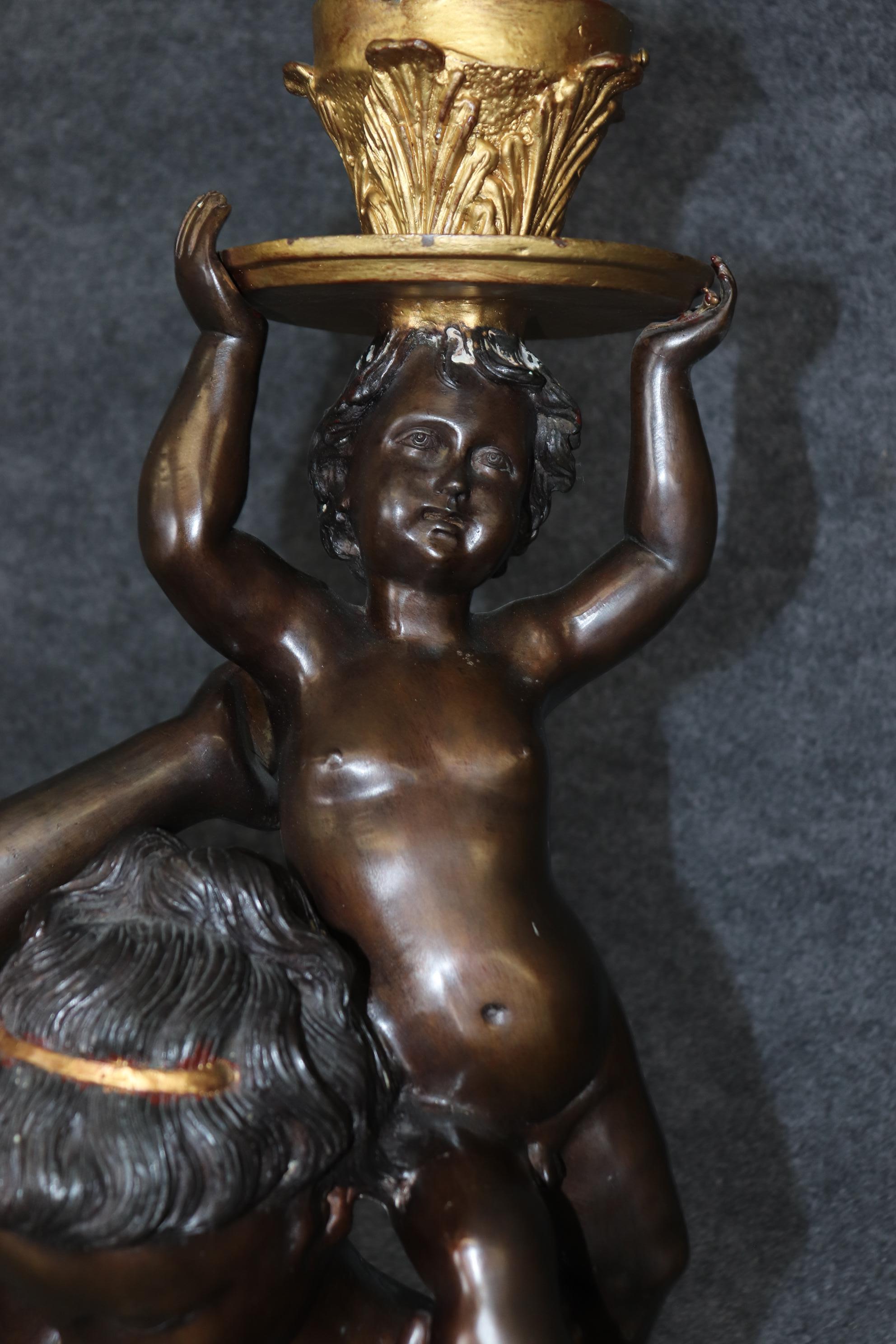 Coppia estremamente alta di torciere figurative francesi in bronzo scuro e Dore' finemente fuse in vendita 4