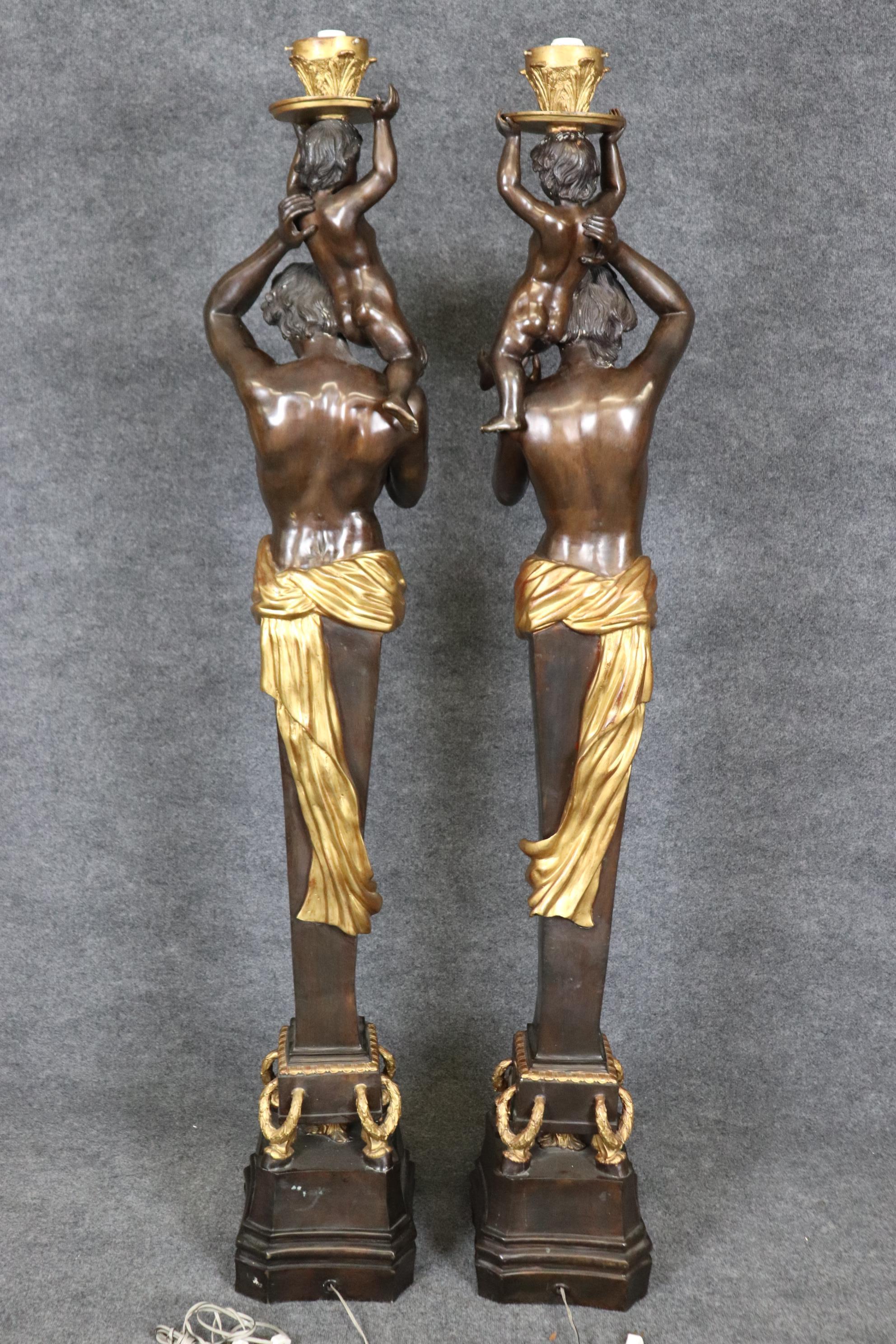 Si tratta di un'eccezionale coppia di torciere figurate in bronzo incredibilmente realistiche, con una fusione in bronzo di qualità fantastica e dettagli rifiniti in bronzo scuro e oro dorato. Si tratta di capolavori che raramente si vedono sul