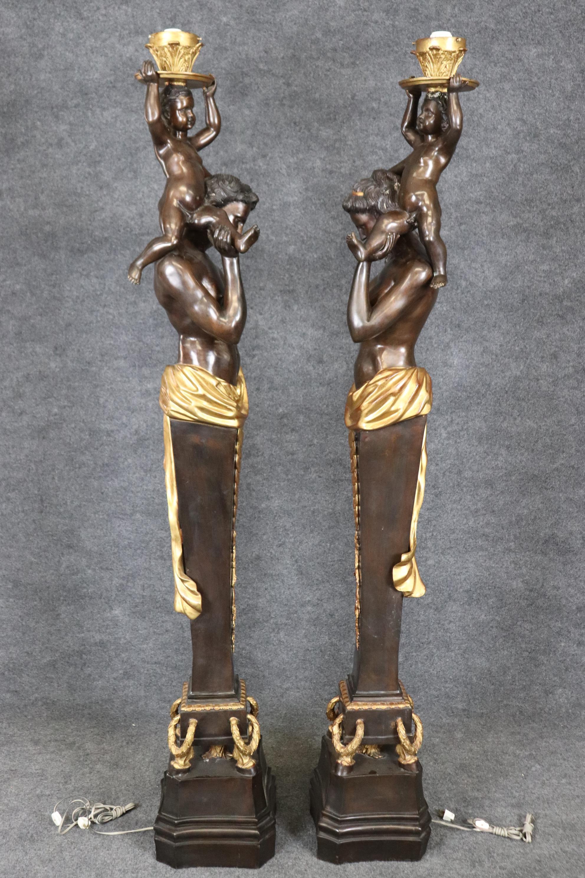 Neoclassico Coppia estremamente alta di torciere figurative francesi in bronzo scuro e Dore' finemente fuse in vendita