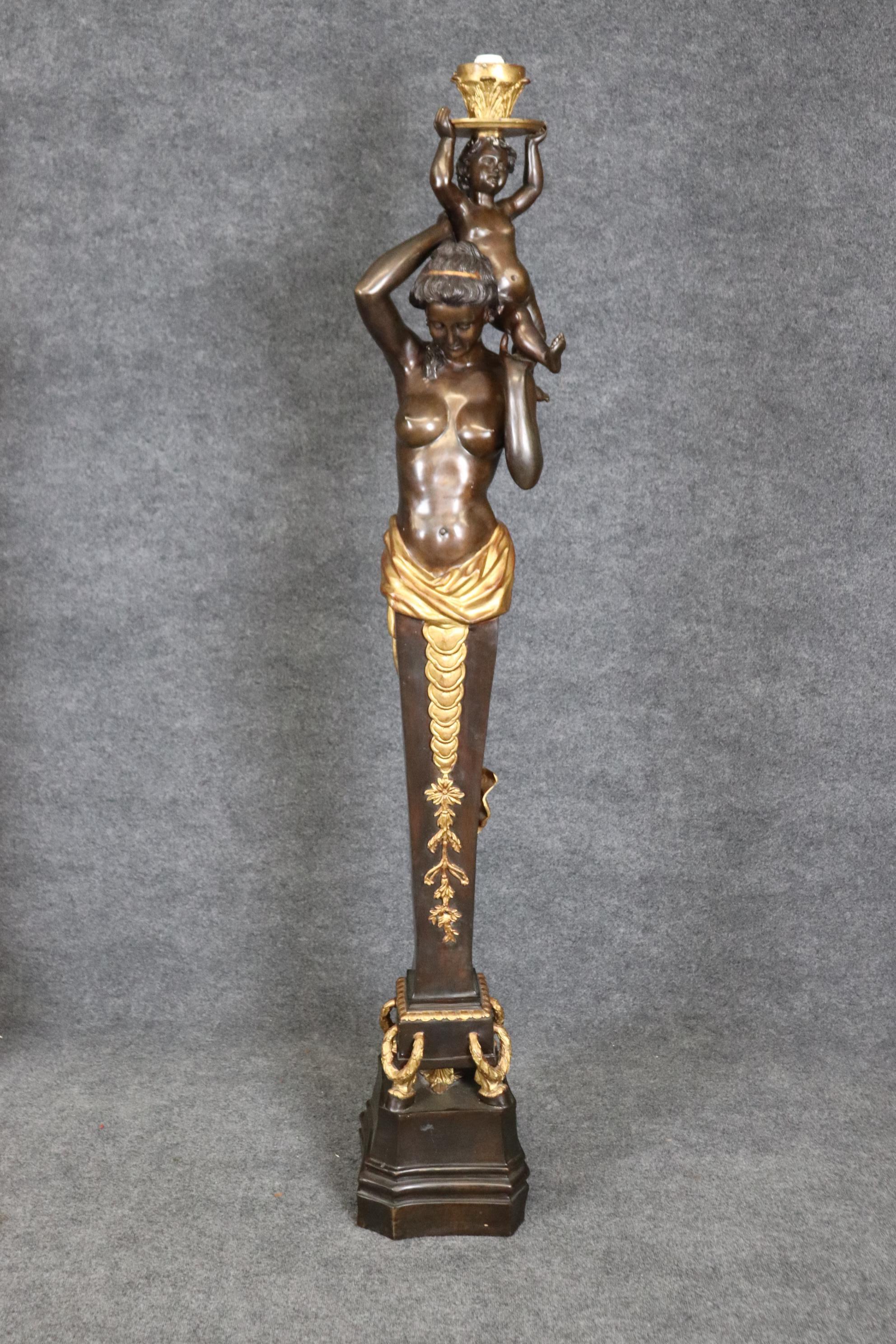Coppia estremamente alta di torciere figurative francesi in bronzo scuro e Dore' finemente fuse In condizioni buone in vendita a Swedesboro, NJ